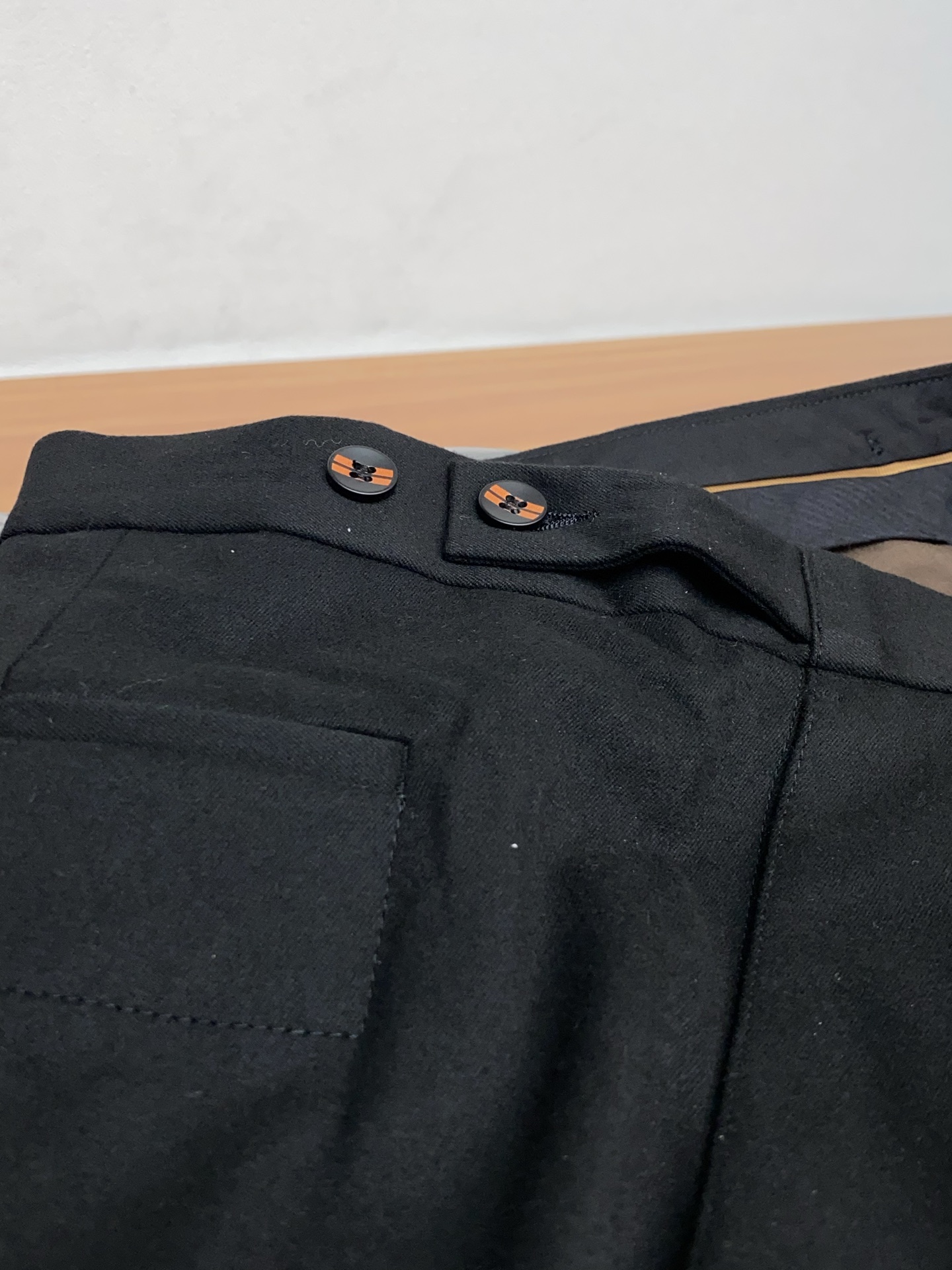 杰尼亚 2025 秋冬定制 西装裤 干净利落剪裁，都市风十足 采用精纺面料手感软糯干爽，上身效果挺括有型