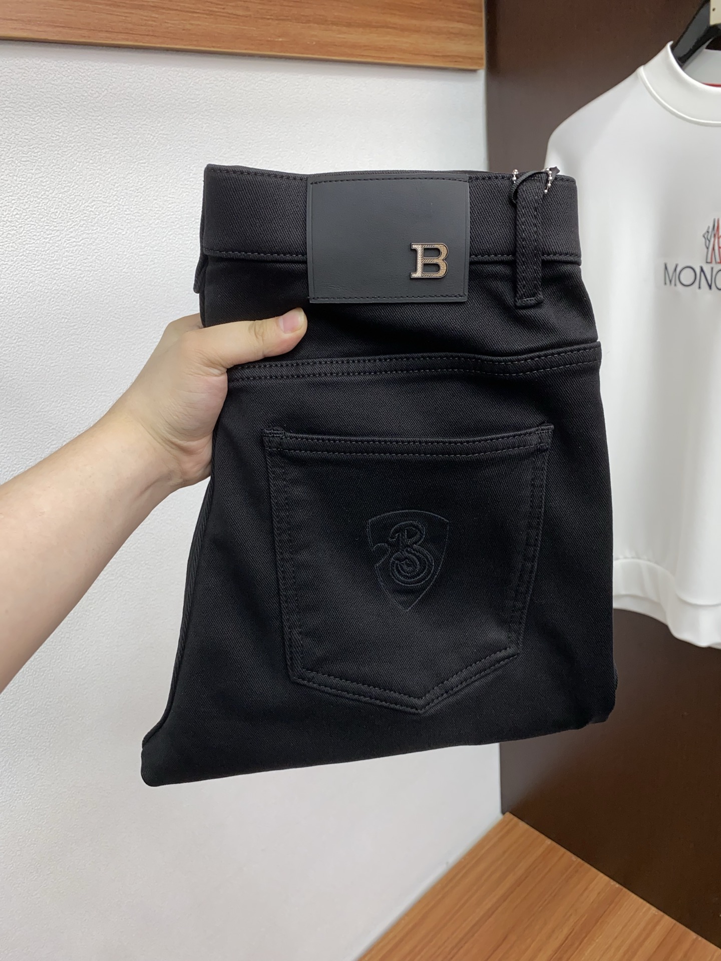 巴宝莉 2025SS秋冬 新品原单男士小直筒牛仔裤纯血统品 拉绒面料 每季必出的类型，松紧腰围上身极为舒