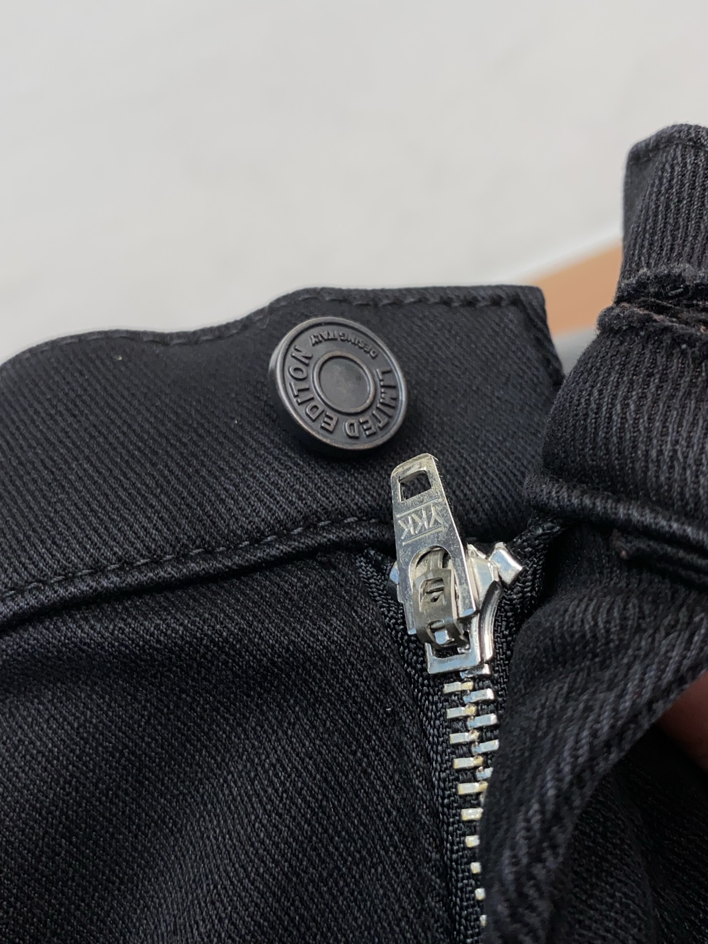 巴宝莉 2025SS秋冬 新品原单男士小直筒牛仔裤纯血统品 拉绒面料 每季必出的类型，松紧腰围上身极为舒