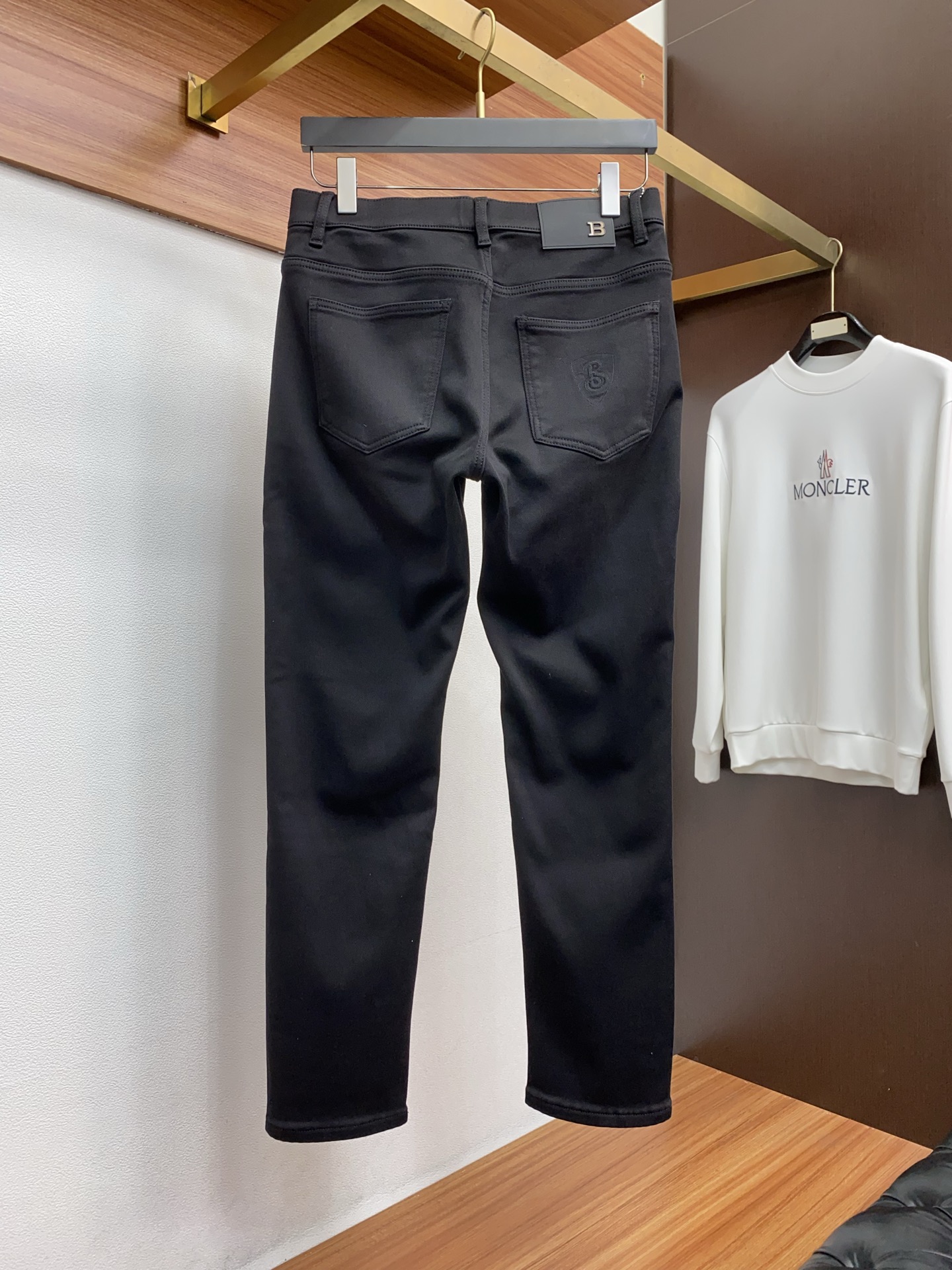 巴宝莉 2025SS秋冬 新品原单男士小直筒牛仔裤纯血统品 拉绒面料 每季必出的类型，松紧腰围上身极为舒