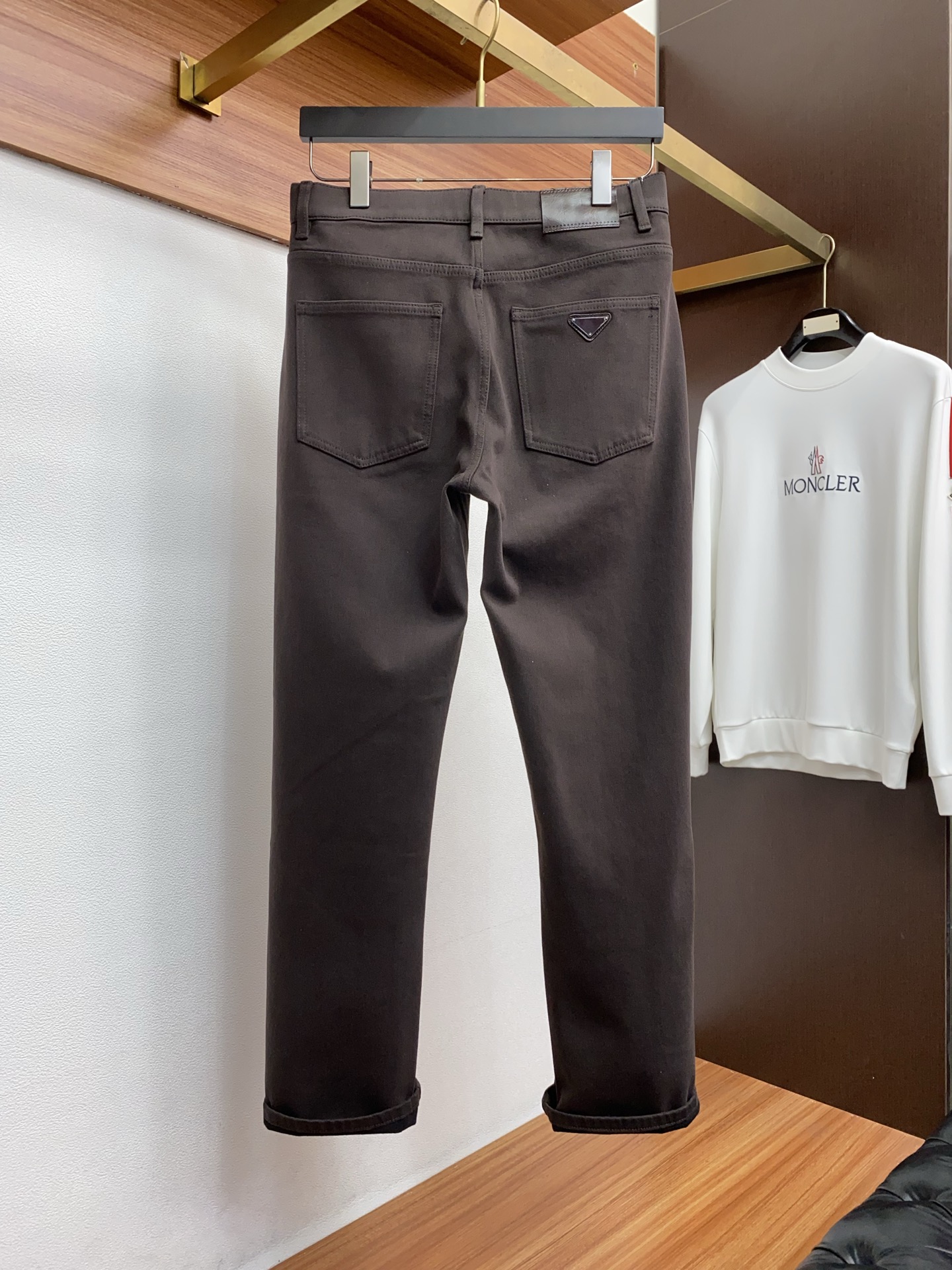 普拉达 2025SS秋冬 新品原单男士小直筒牛仔裤纯血统品 拉绒面料 每季必出的类型，松紧腰围上身极为舒