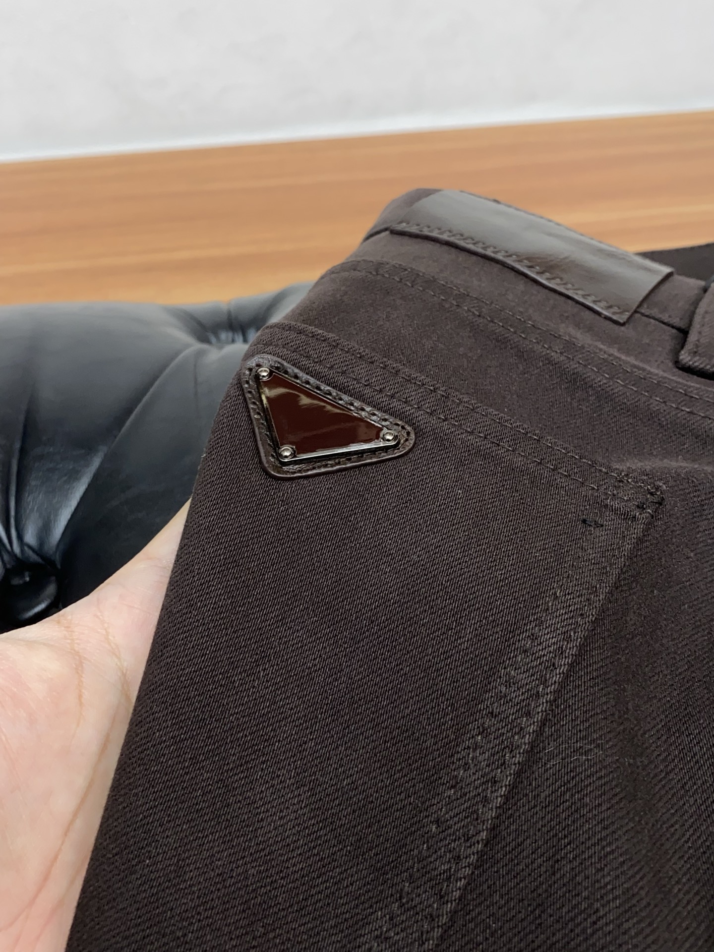 普拉达 2025SS秋冬 新品原单男士小直筒牛仔裤纯血统品 拉绒面料 每季必出的类型，松紧腰围上身极为舒