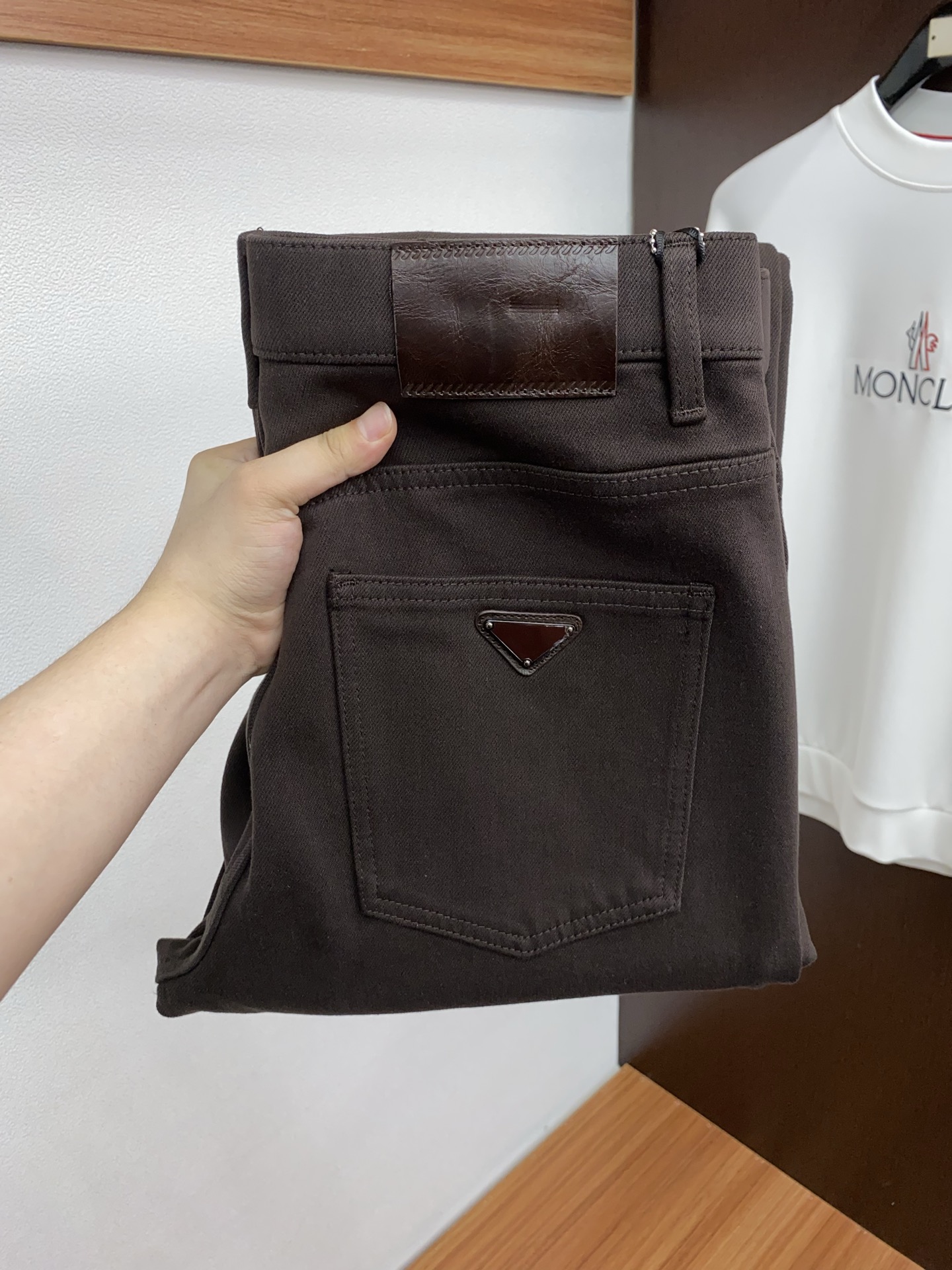 普拉达 2025SS秋冬 新品原单男士小直筒牛仔裤纯血统品 拉绒面料 每季必出的类型，松紧腰围上身极为舒