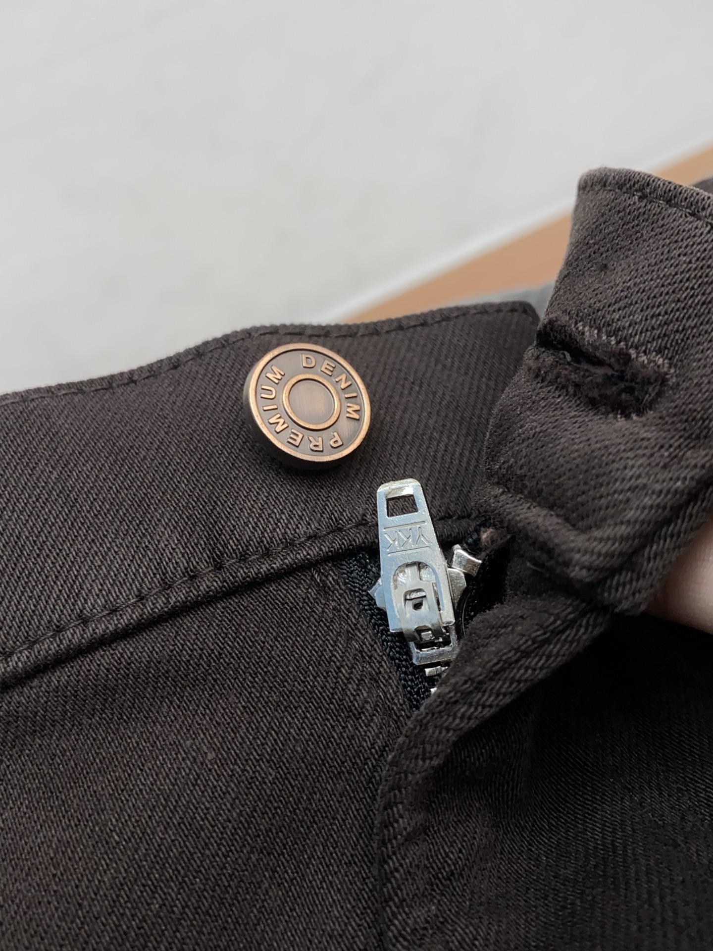 普拉达 2025SS秋冬 新品原单男士小直筒牛仔裤纯血统品 拉绒面料 每季必出的类型，松紧腰围上身极为舒