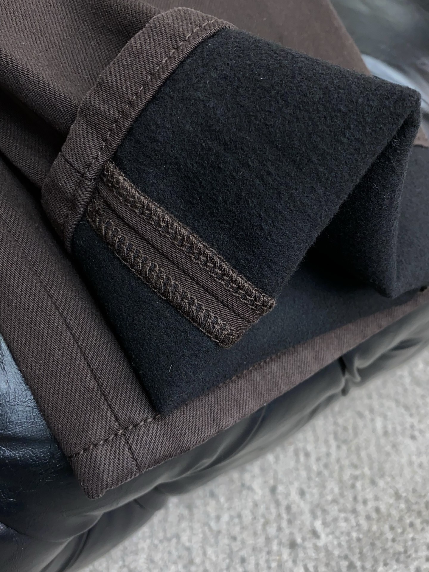 普拉达 2025SS秋冬 新品原单男士小直筒牛仔裤纯血统品 拉绒面料 每季必出的类型，松紧腰围上身极为舒