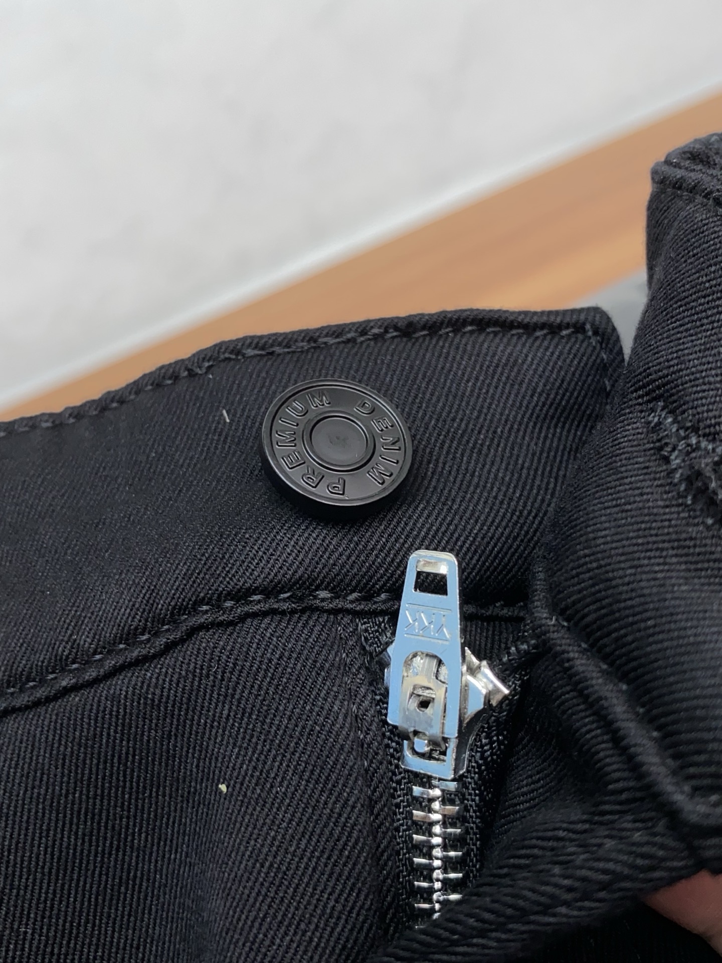 普拉达 2025SS秋冬 新品原单男士小直筒牛仔裤纯血统品 拉绒面料 每季必出的类型，松紧腰围上身极为舒