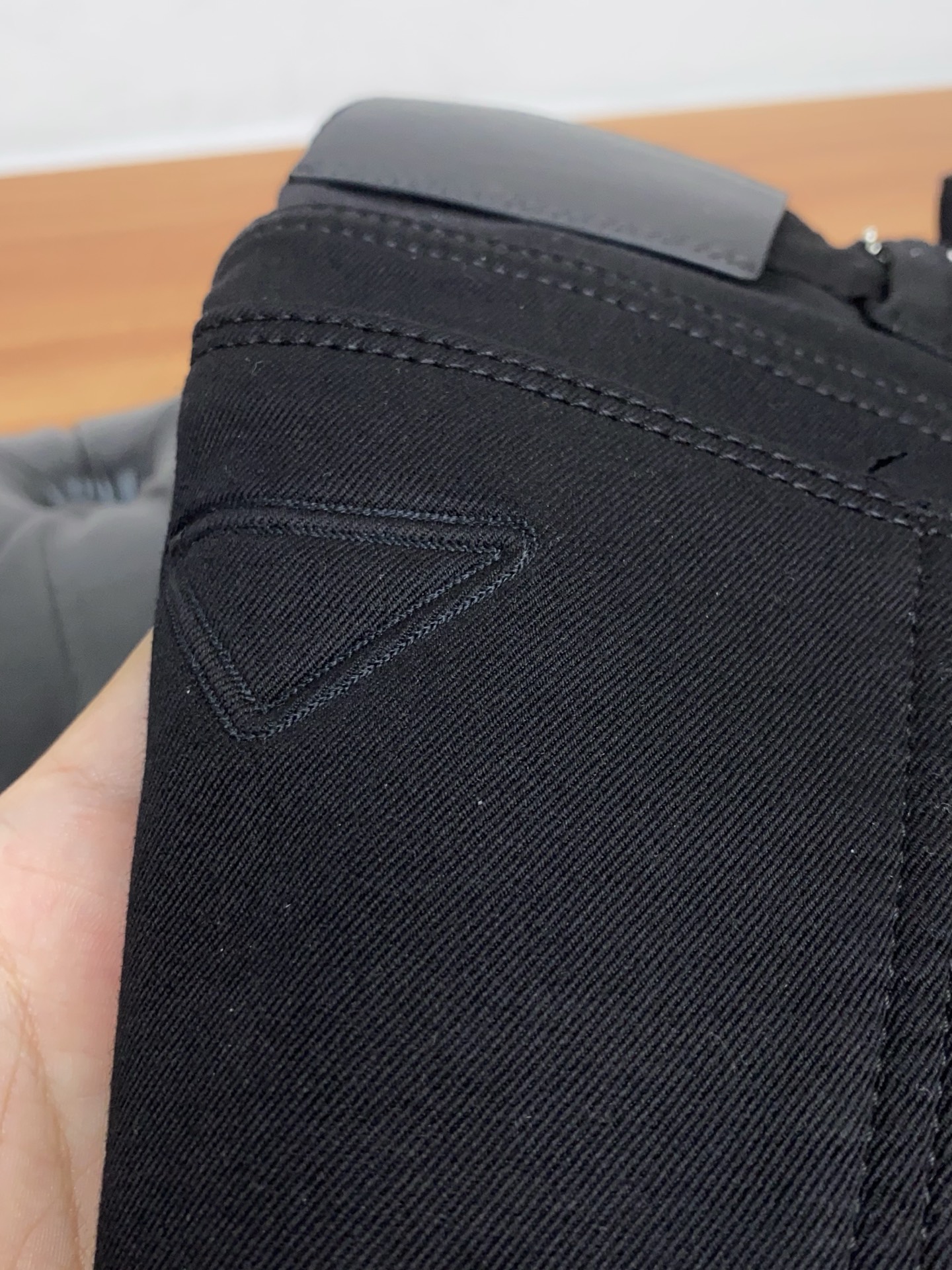 普拉达 2025SS秋冬 新品原单男士小直筒牛仔裤纯血统品 拉绒面料 每季必出的类型，松紧腰围上身极为舒