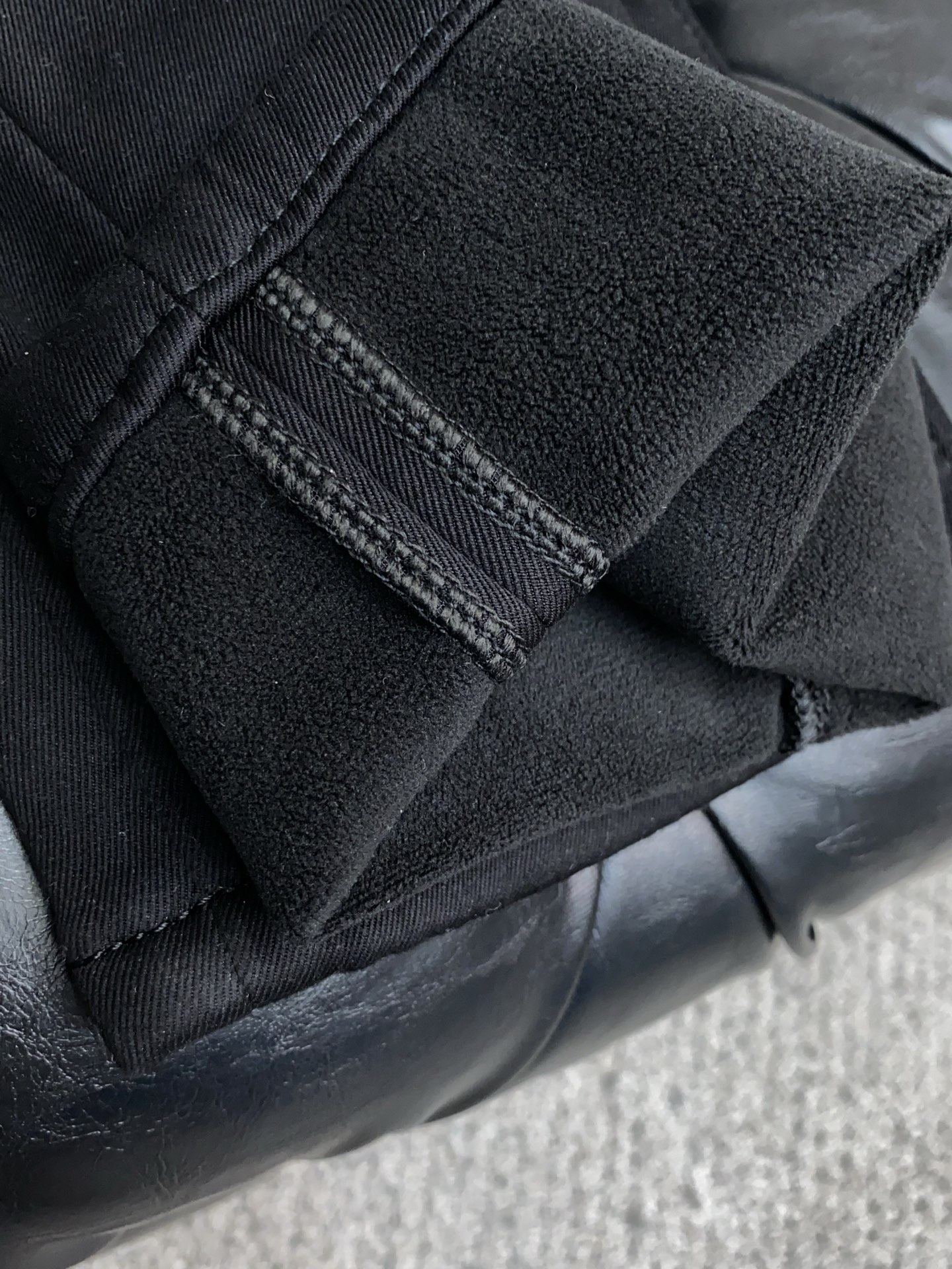 普拉达 2025SS秋冬 新品原单男士小直筒牛仔裤纯血统品 拉绒面料 每季必出的类型，松紧腰围上身极为舒