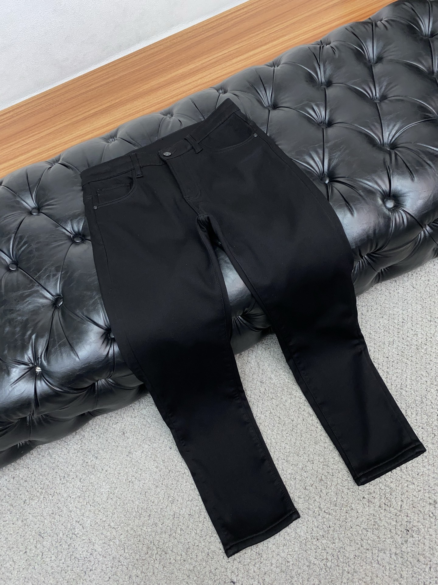 普拉达 2025SS秋冬 新品原单男士小直筒牛仔裤纯血统品 拉绒面料 每季必出的类型，松紧腰围上身极为舒