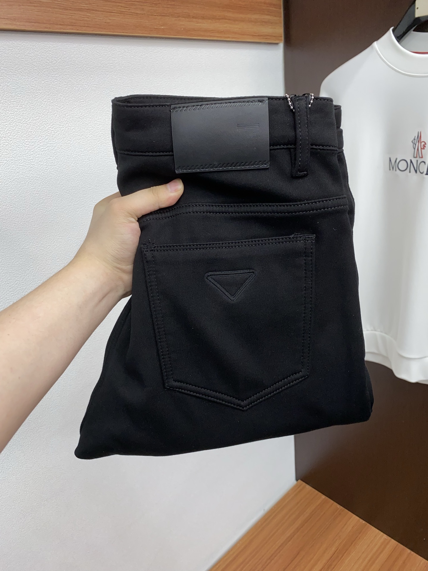 普拉达 2025SS秋冬 新品原单男士小直筒牛仔裤纯血统品 拉绒面料 每季必出的类型，松紧腰围上身极为舒