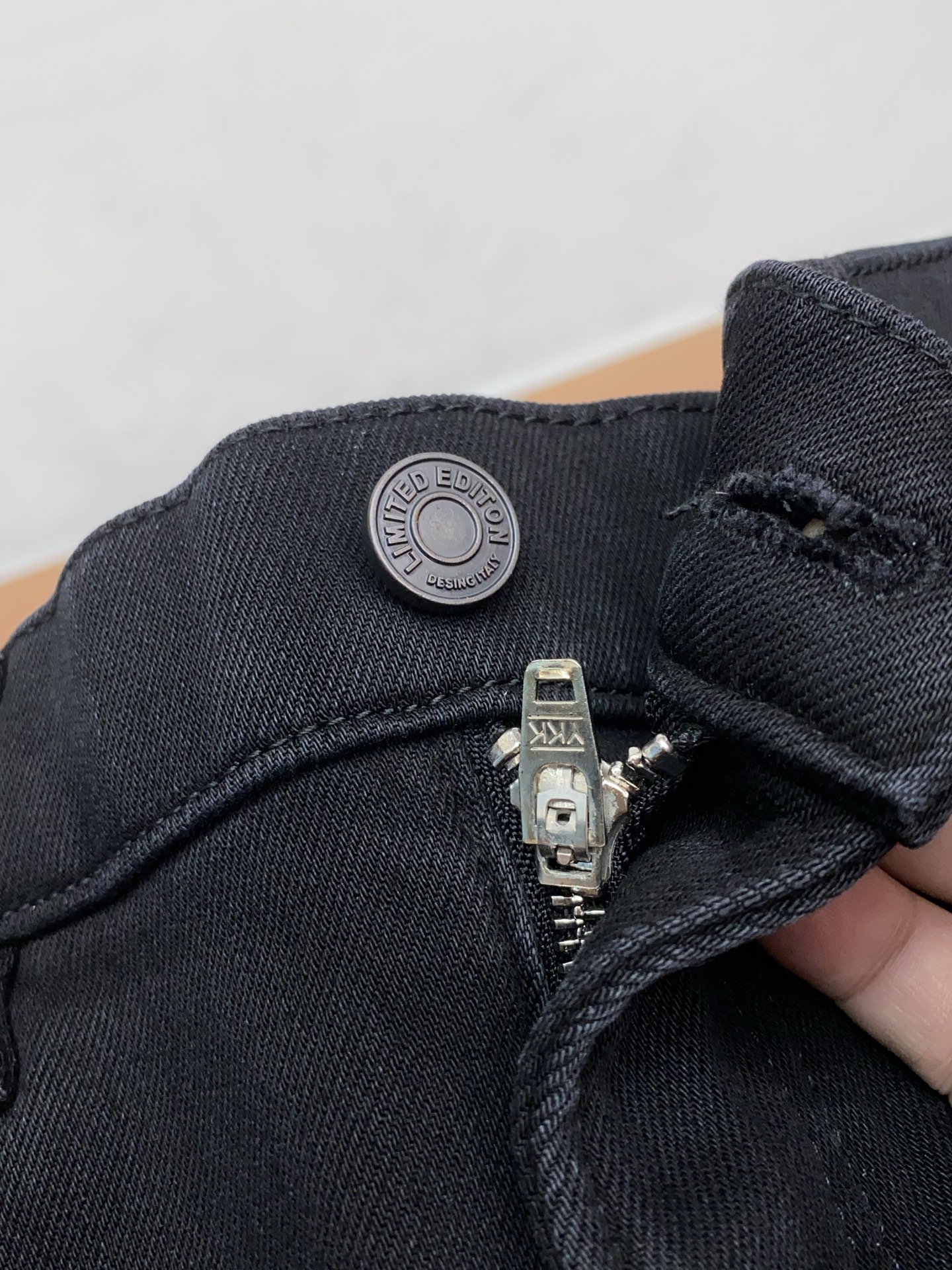 罗意威 2025SS秋冬 新品原单男士小直筒牛仔裤纯血统品 拉绒面料 每季必出的类型，松紧腰围上身极为舒