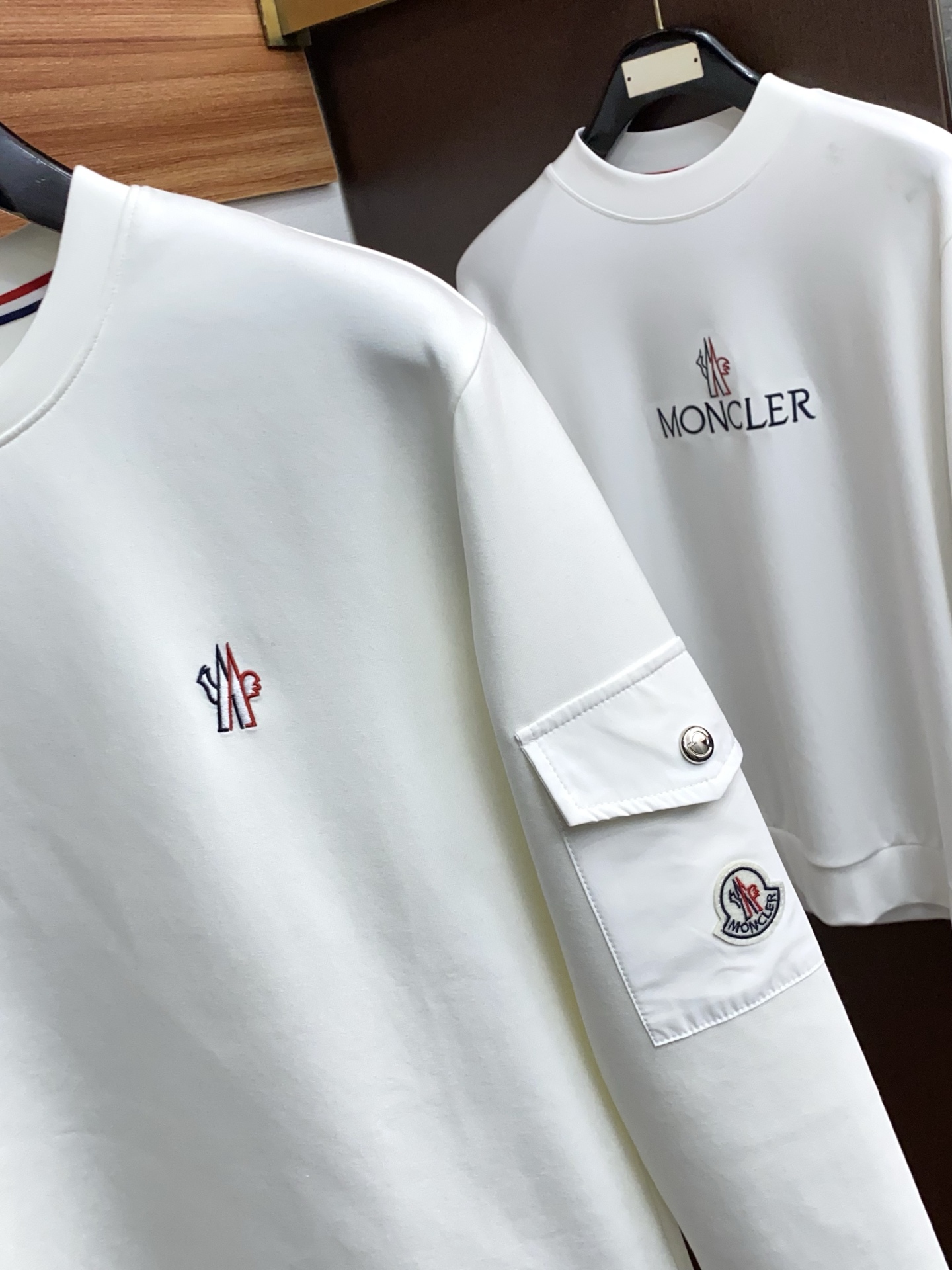 蒙口 男士高端简约圆领加厚空气棉长袖卫衣 ，香港洋行渠道货，纯正血统品质，25年秋冬 新款，经典王牌系列