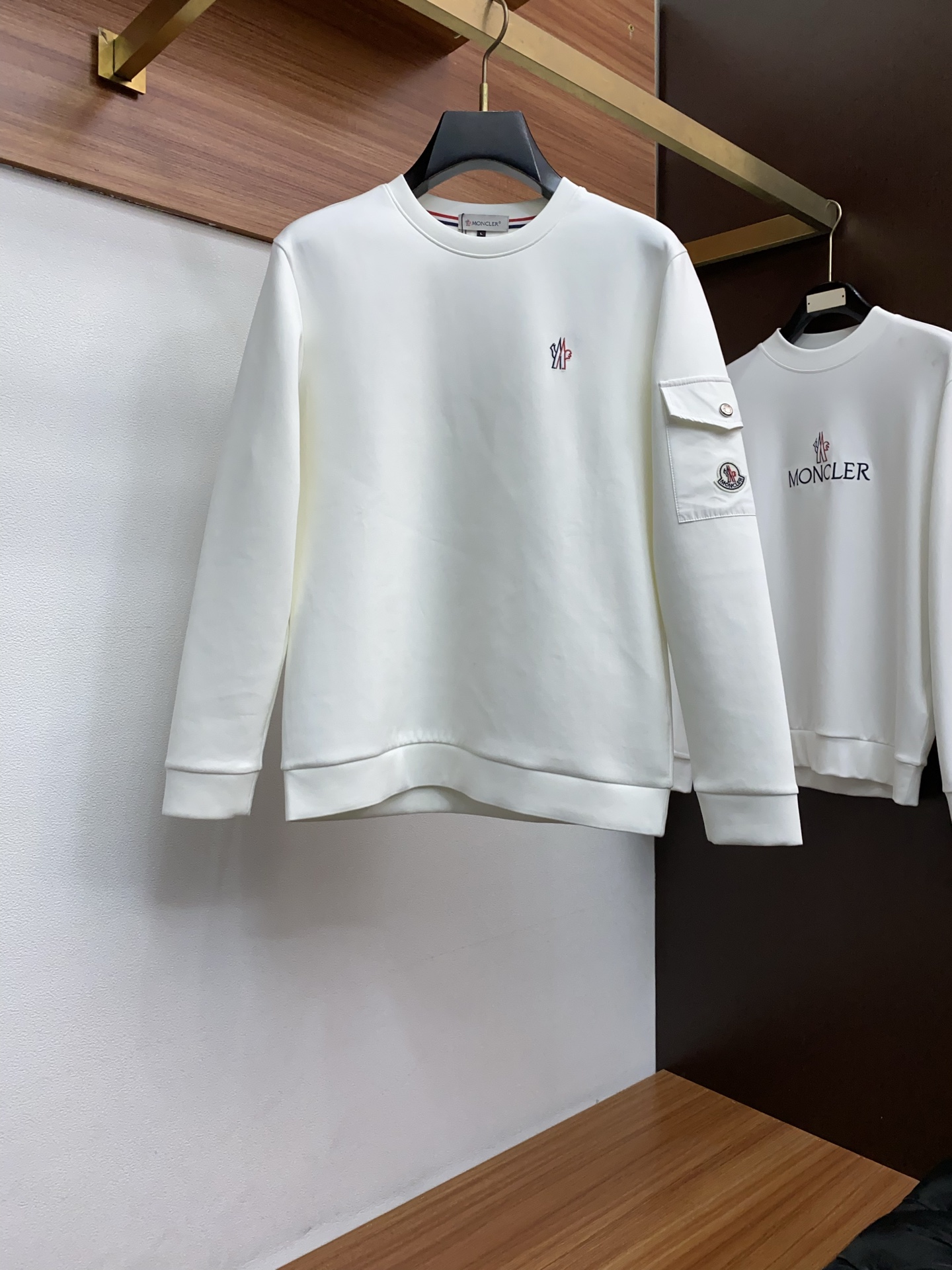 蒙口 男士高端简约圆领加厚空气棉长袖卫衣 ，香港洋行渠道货，纯正血统品质，25年秋冬 新款，经典王牌系列