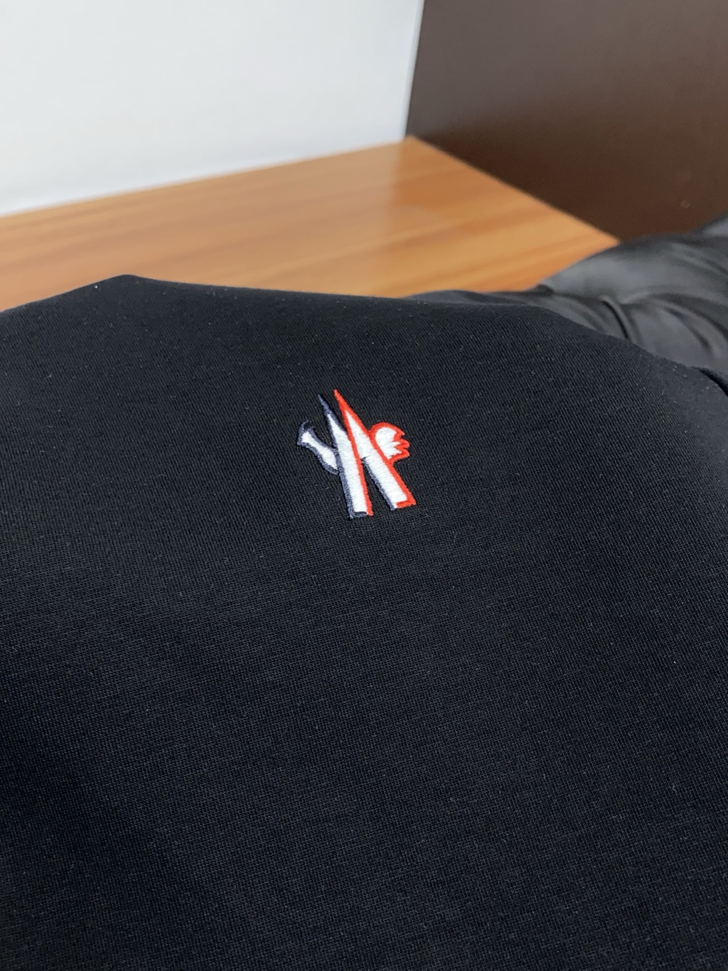 蒙口 男士高端简约圆领加厚空气棉长袖卫衣 ，香港洋行渠道货，纯正血统品质，25年秋冬 新款，经典王牌系列