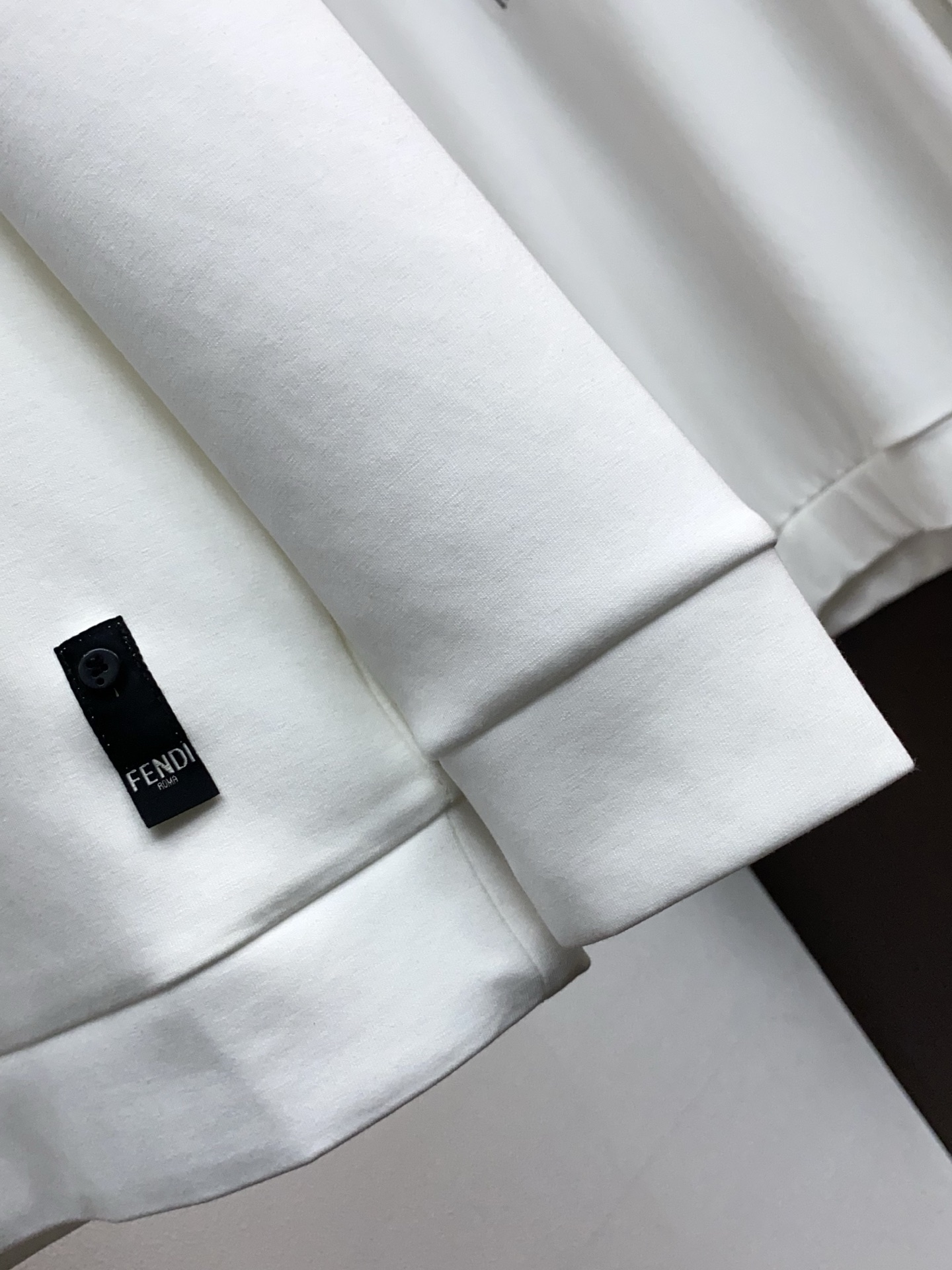 芬迪 男士高端简约圆领加厚空气棉长袖卫衣 ，香港洋行渠道货，纯正血统品质，25年秋冬 新款，经典王牌系列