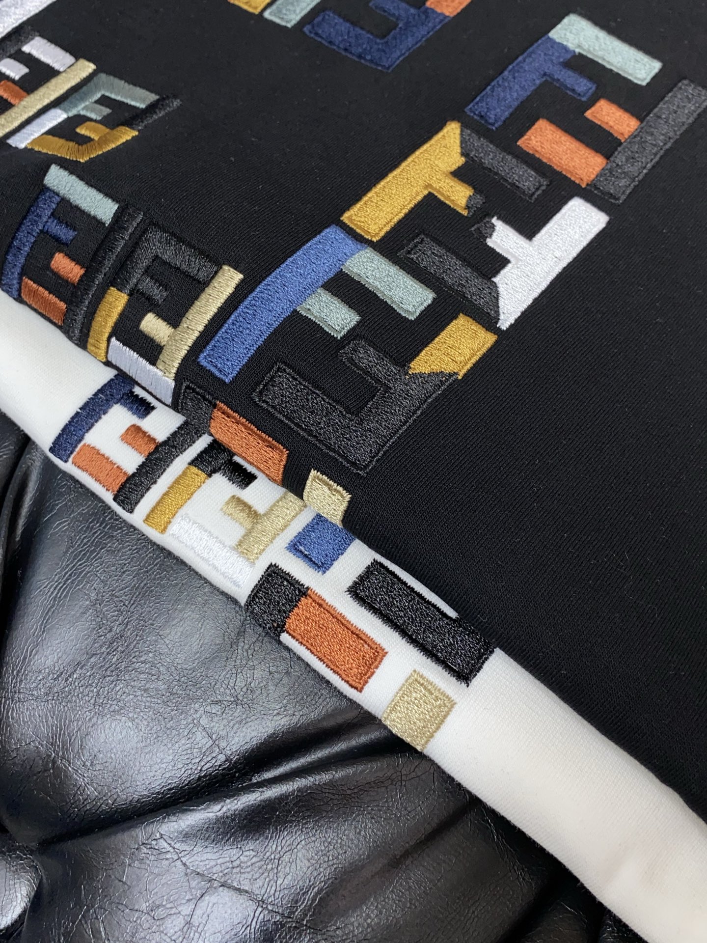 芬迪 男士高端简约圆领加厚空气棉长袖卫衣 ，香港洋行渠道货，纯正血统品质，25年秋冬 新款，经典王牌系列