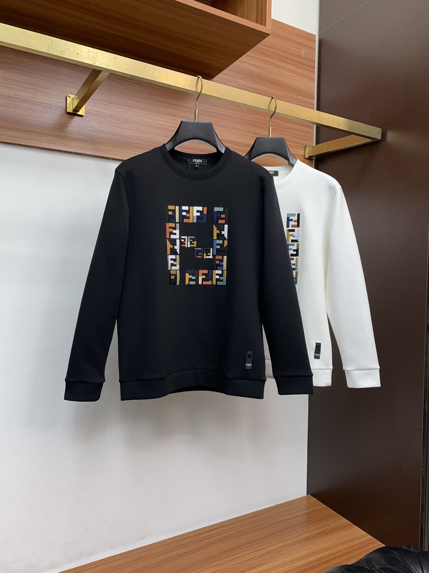 芬迪 男士高端简约圆领加厚空气棉长袖卫衣 ，香港洋行渠道货，纯正血统品质，25年秋冬 新款，经典王牌系列