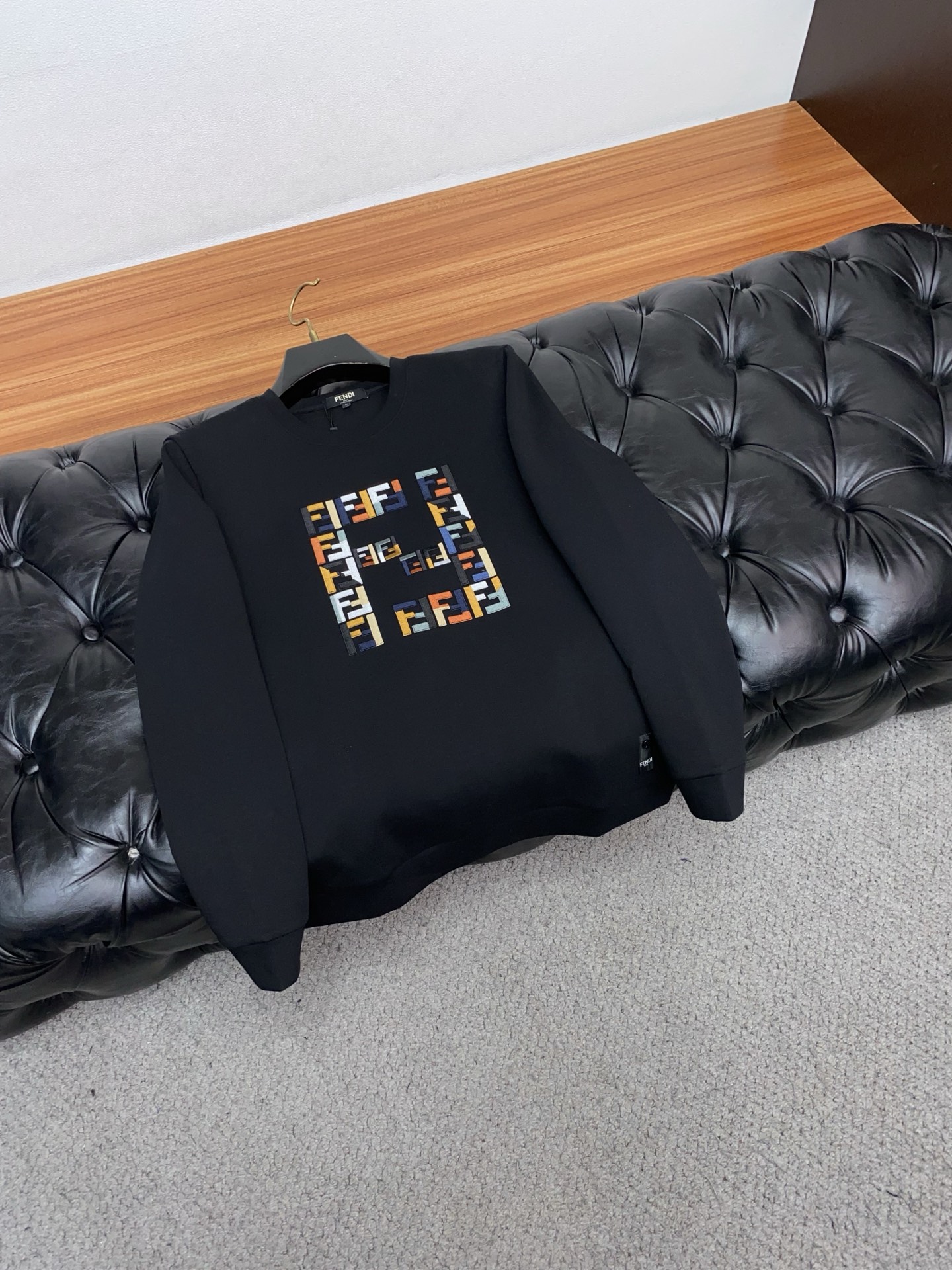 芬迪 男士高端简约圆领加厚空气棉长袖卫衣 ，香港洋行渠道货，纯正血统品质，25年秋冬 新款，经典王牌系列