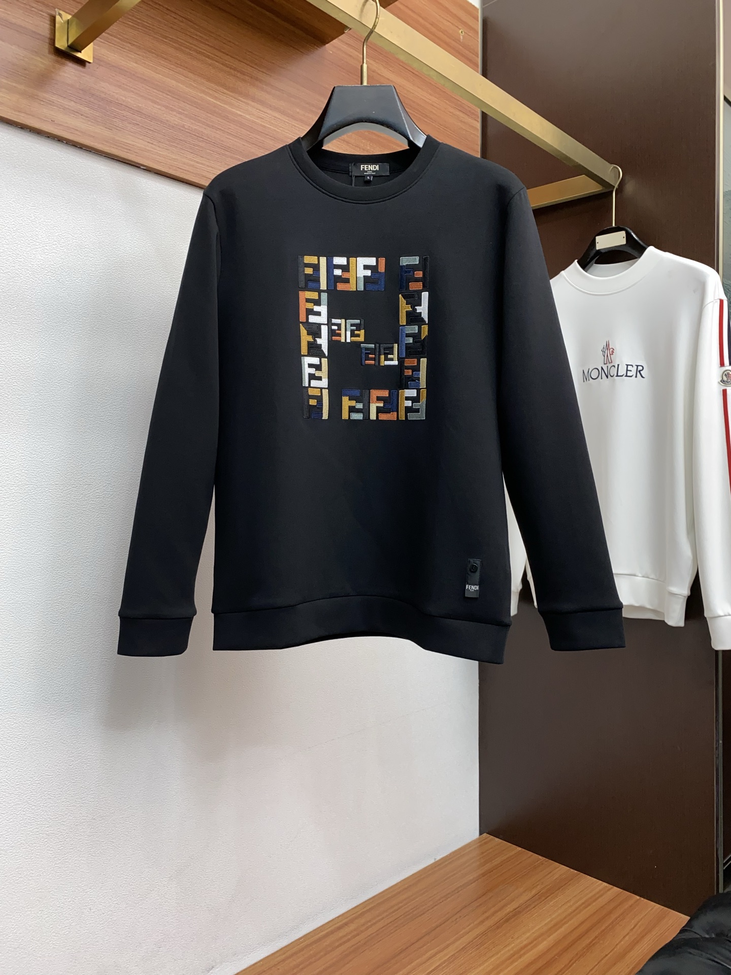 芬迪 男士高端简约圆领加厚空气棉长袖卫衣 ，香港洋行渠道货，纯正血统品质，25年秋冬 新款，经典王牌系列