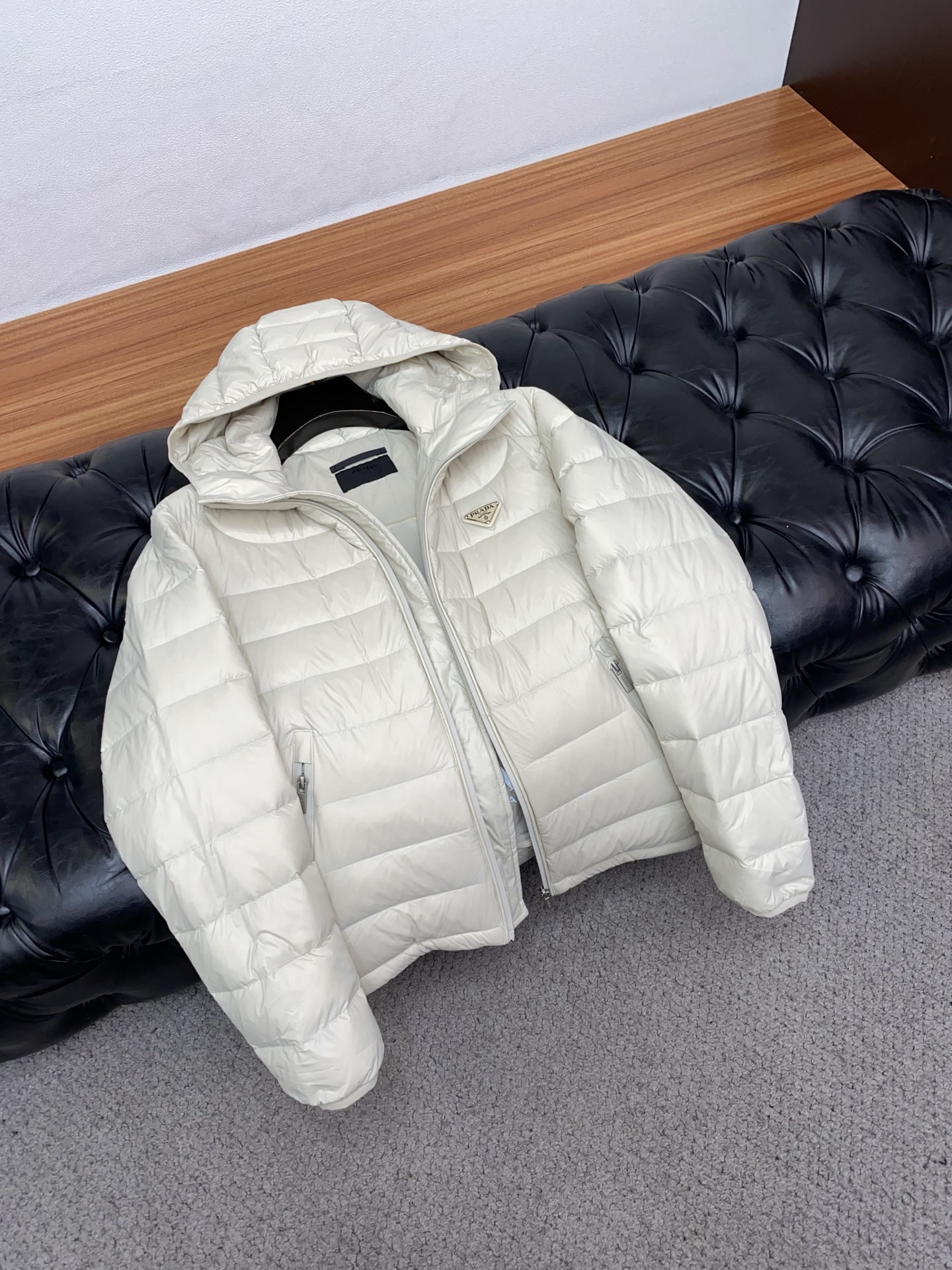 普拉达 独家专供秋冬2025SS新款羽绒服 香港贸易公司货，纯正洋行渠道，同步官网发售，内里填充国标90