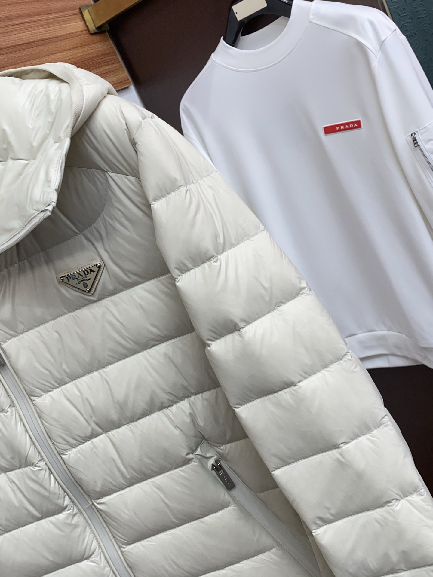 普拉达 独家专供秋冬2025SS新款羽绒服 香港贸易公司货，纯正洋行渠道，同步官网发售，内里填充国标90