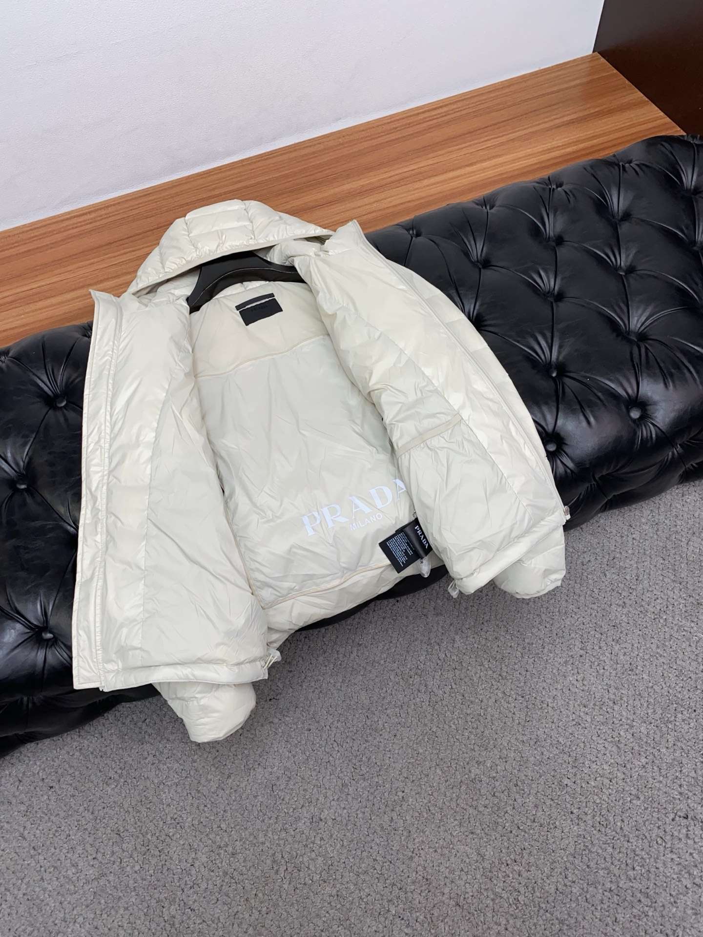 普拉达 独家专供秋冬2025SS新款羽绒服 香港贸易公司货，纯正洋行渠道，同步官网发售，内里填充国标90