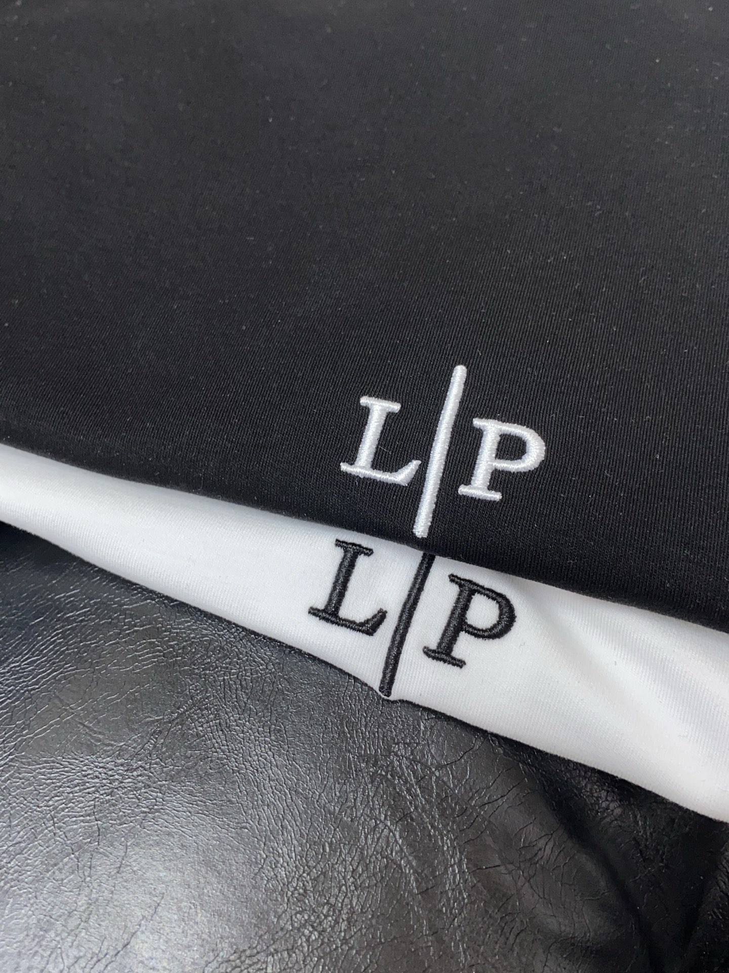 lP🆕 诺悠翩雅 26SS早春短袖T恤甄选软糯亲肤的全棉面料制成，标准版圆领短袖裁剪，更适合日常穿着。简