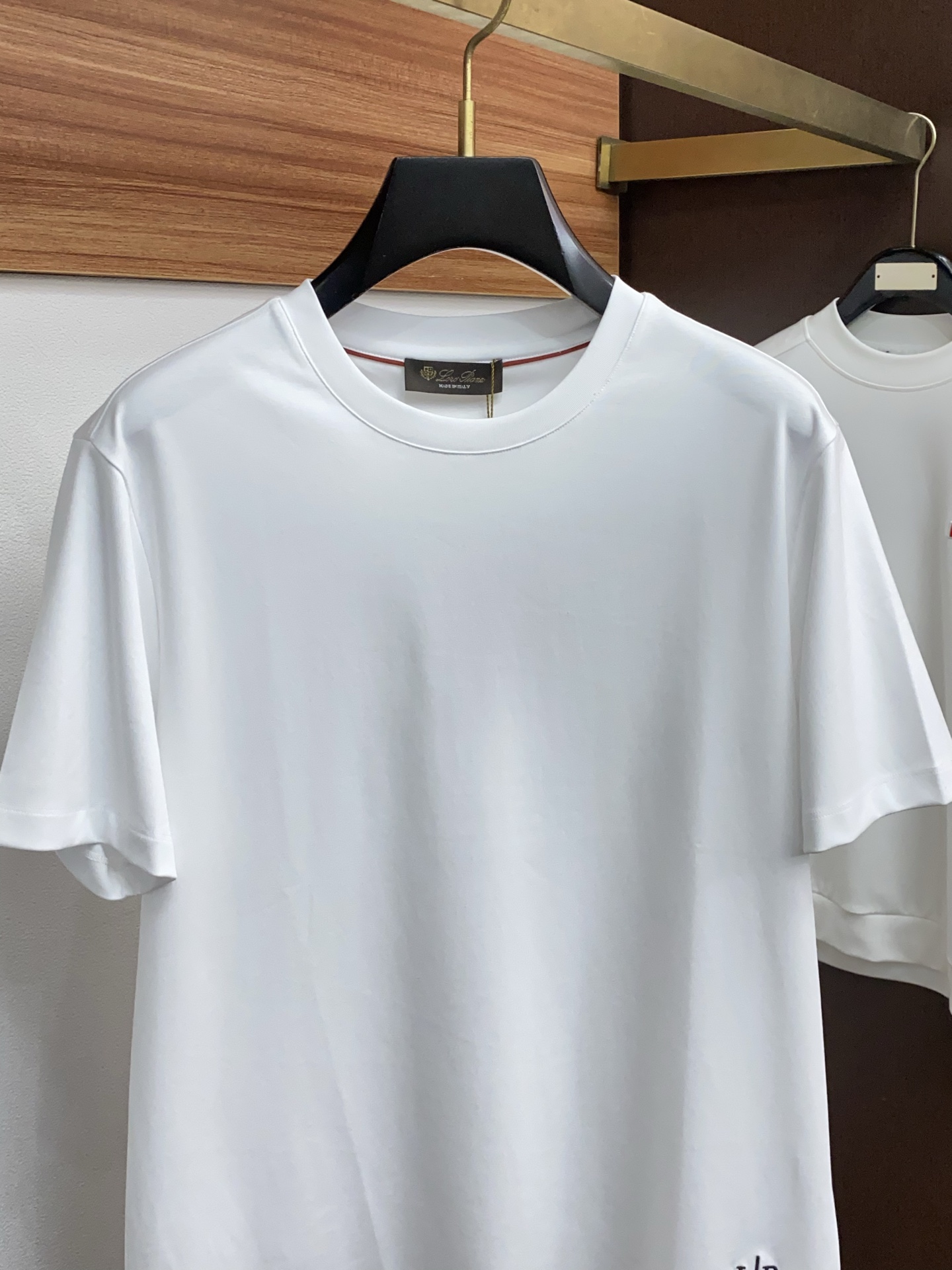 lP🆕 诺悠翩雅 26SS早春短袖T恤甄选软糯亲肤的全棉面料制成，标准版圆领短袖裁剪，更适合日常穿着。简