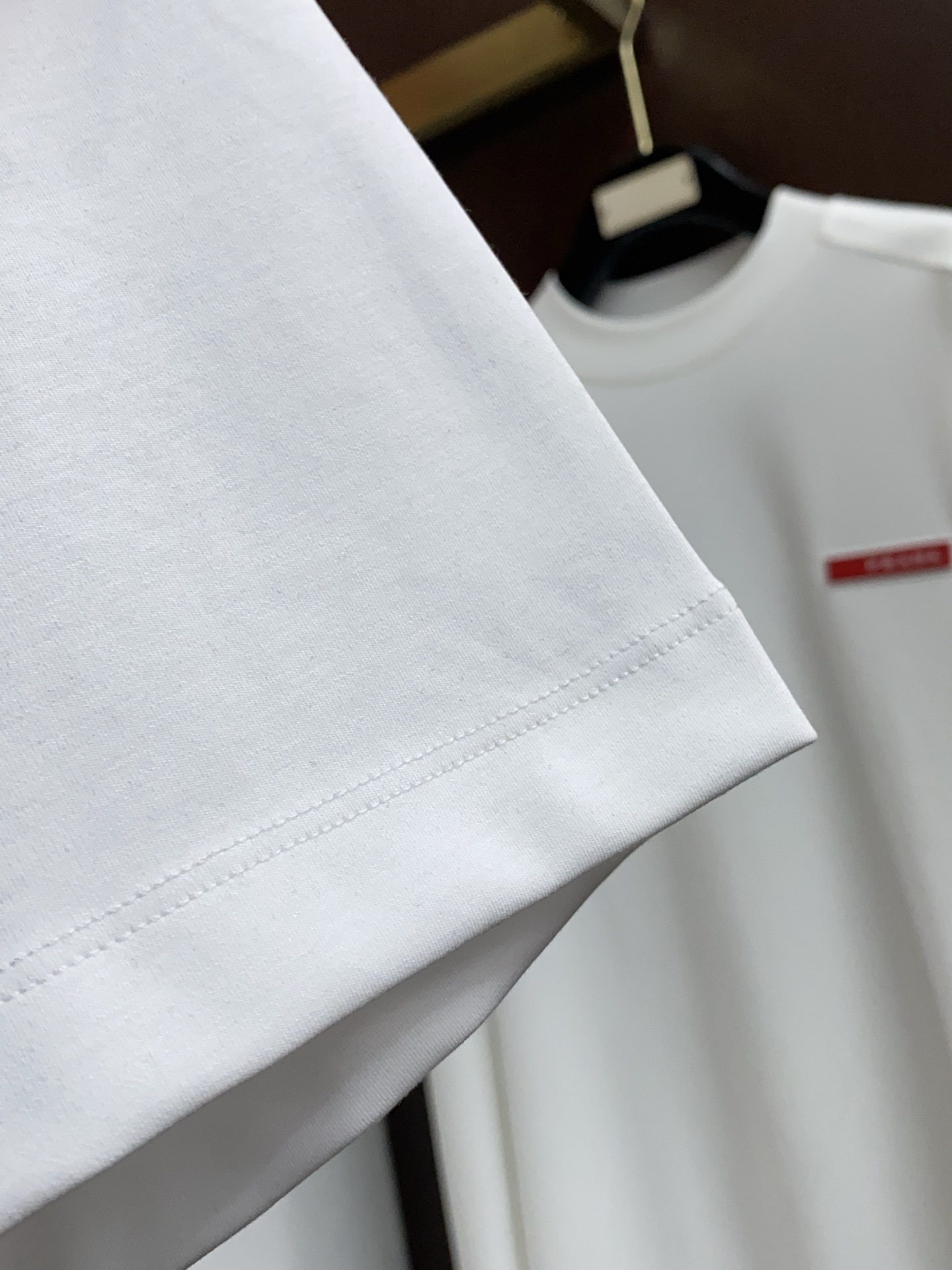 lP🆕 诺悠翩雅 26SS早春短袖T恤甄选软糯亲肤的全棉面料制成，标准版圆领短袖裁剪，更适合日常穿着。简