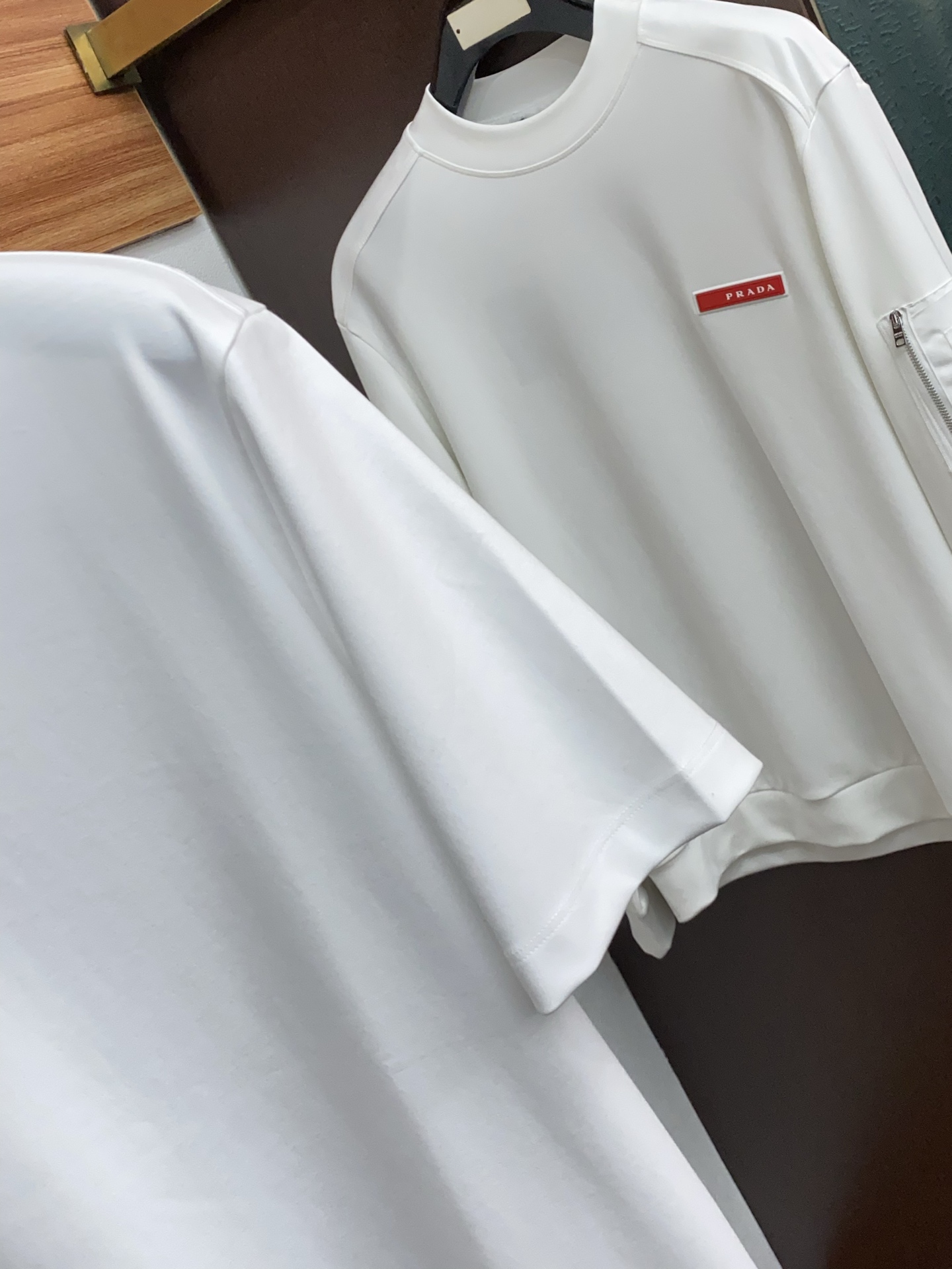 lP🆕 诺悠翩雅 26SS早春短袖T恤甄选软糯亲肤的全棉面料制成，标准版圆领短袖裁剪，更适合日常穿着。简