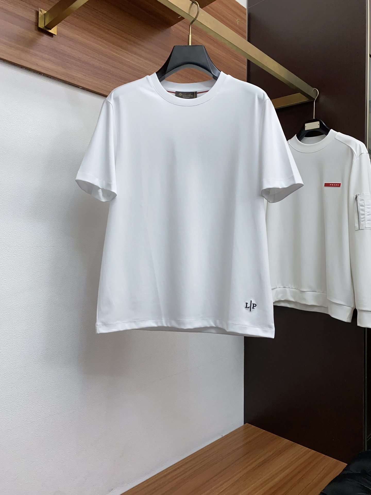 lP🆕 诺悠翩雅 26SS早春短袖T恤甄选软糯亲肤的全棉面料制成，标准版圆领短袖裁剪，更适合日常穿着。简