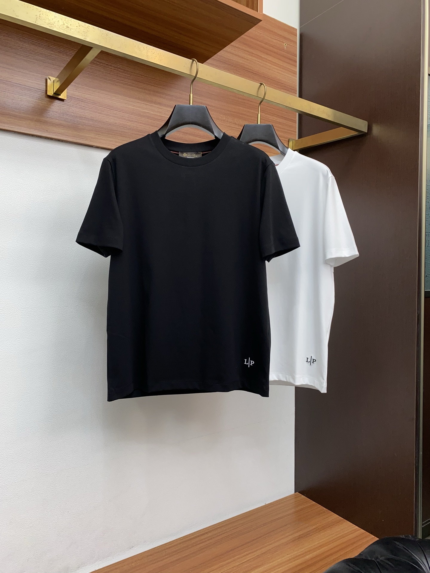 lP🆕 诺悠翩雅 26SS早春短袖T恤甄选软糯亲肤的全棉面料制成，标准版圆领短袖裁剪，更适合日常穿着。简