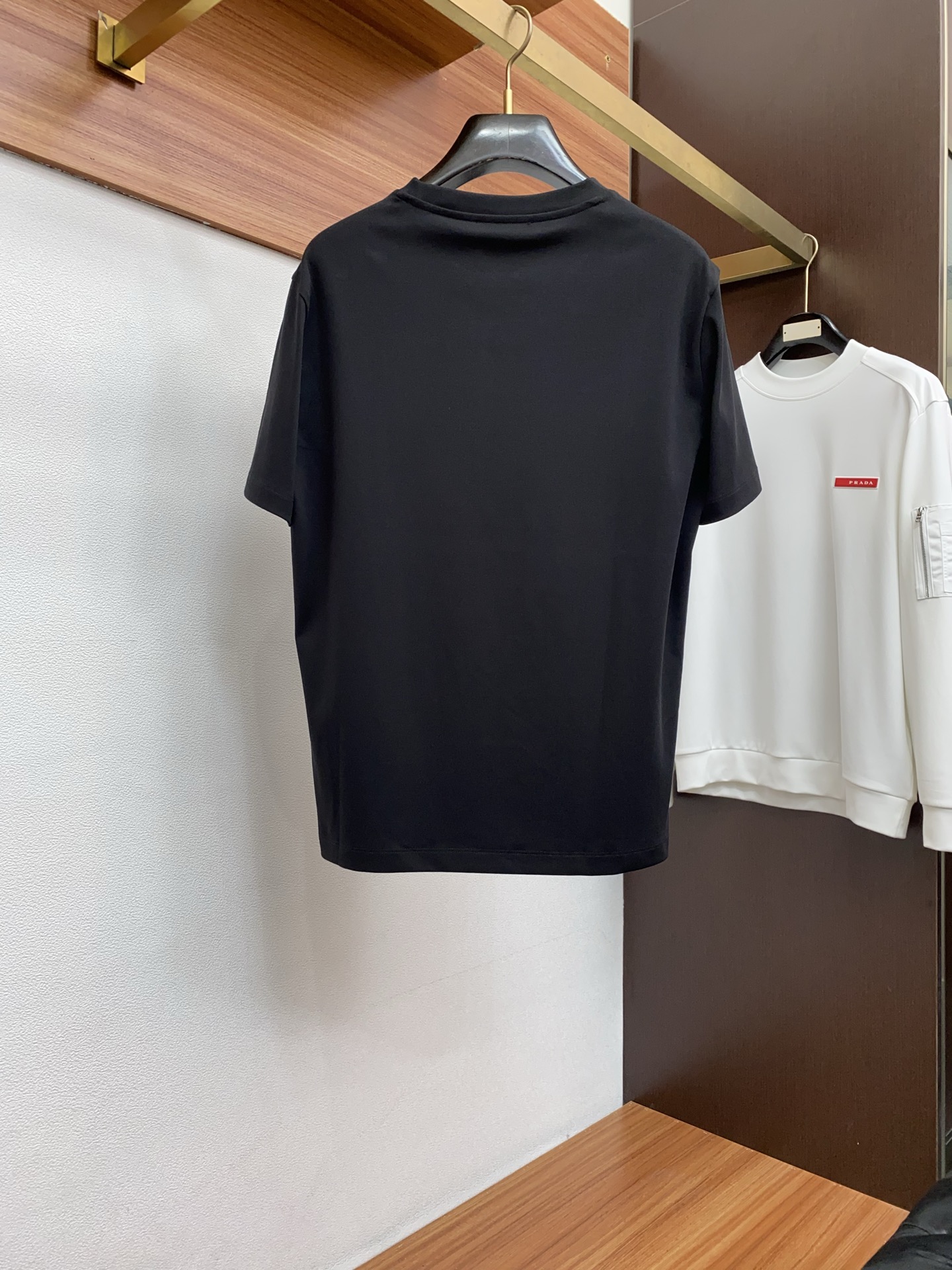 lP🆕 诺悠翩雅 26SS早春短袖T恤甄选软糯亲肤的全棉面料制成，标准版圆领短袖裁剪，更适合日常穿着。简