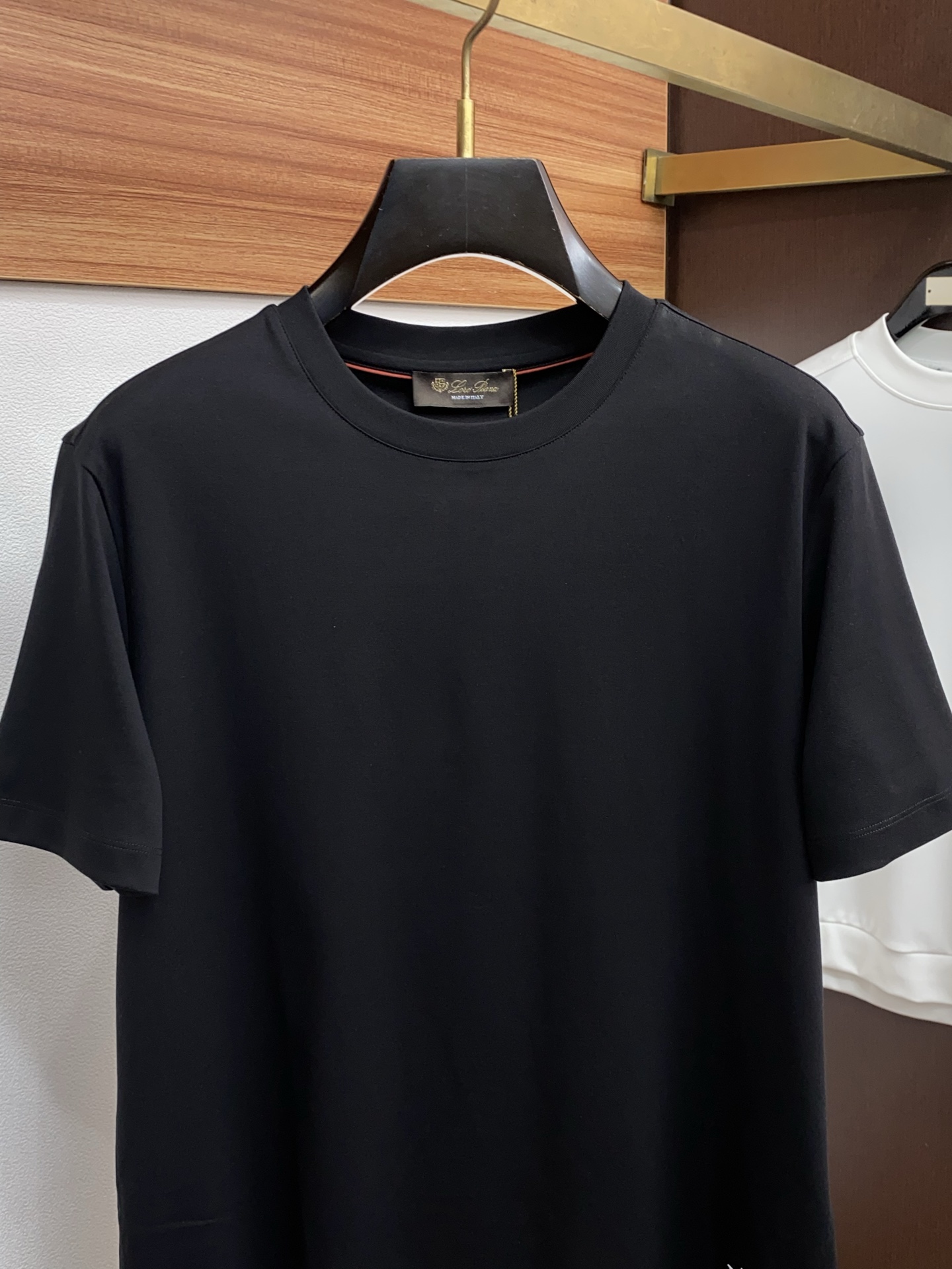 lP🆕 诺悠翩雅 26SS早春短袖T恤甄选软糯亲肤的全棉面料制成，标准版圆领短袖裁剪，更适合日常穿着。简