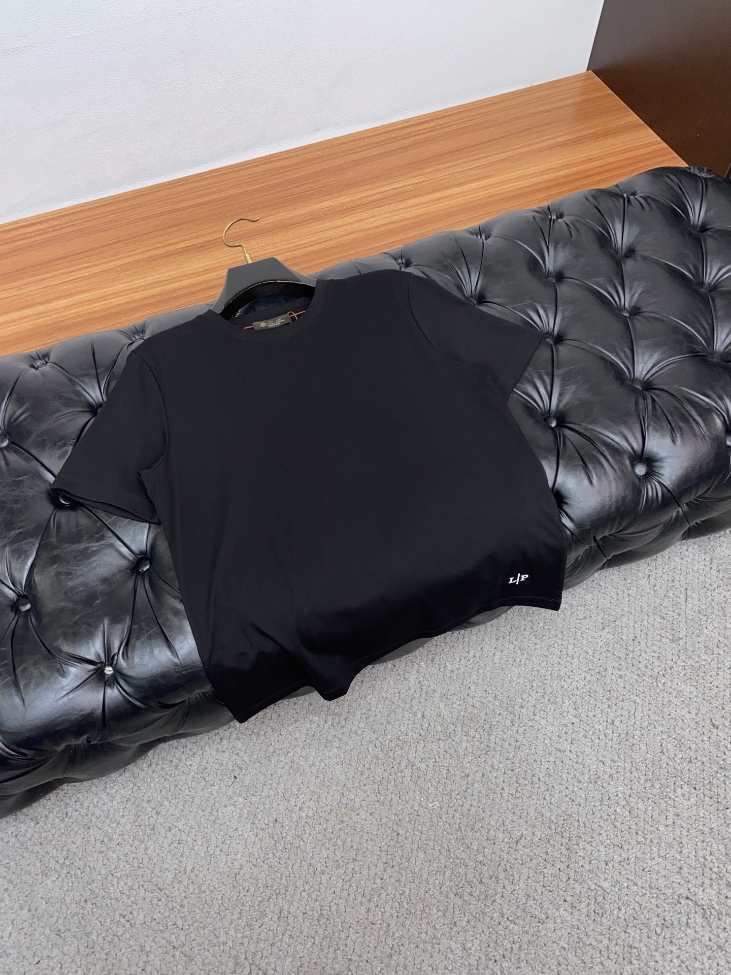 lP🆕 诺悠翩雅 26SS早春短袖T恤甄选软糯亲肤的全棉面料制成，标准版圆领短袖裁剪，更适合日常穿着。简