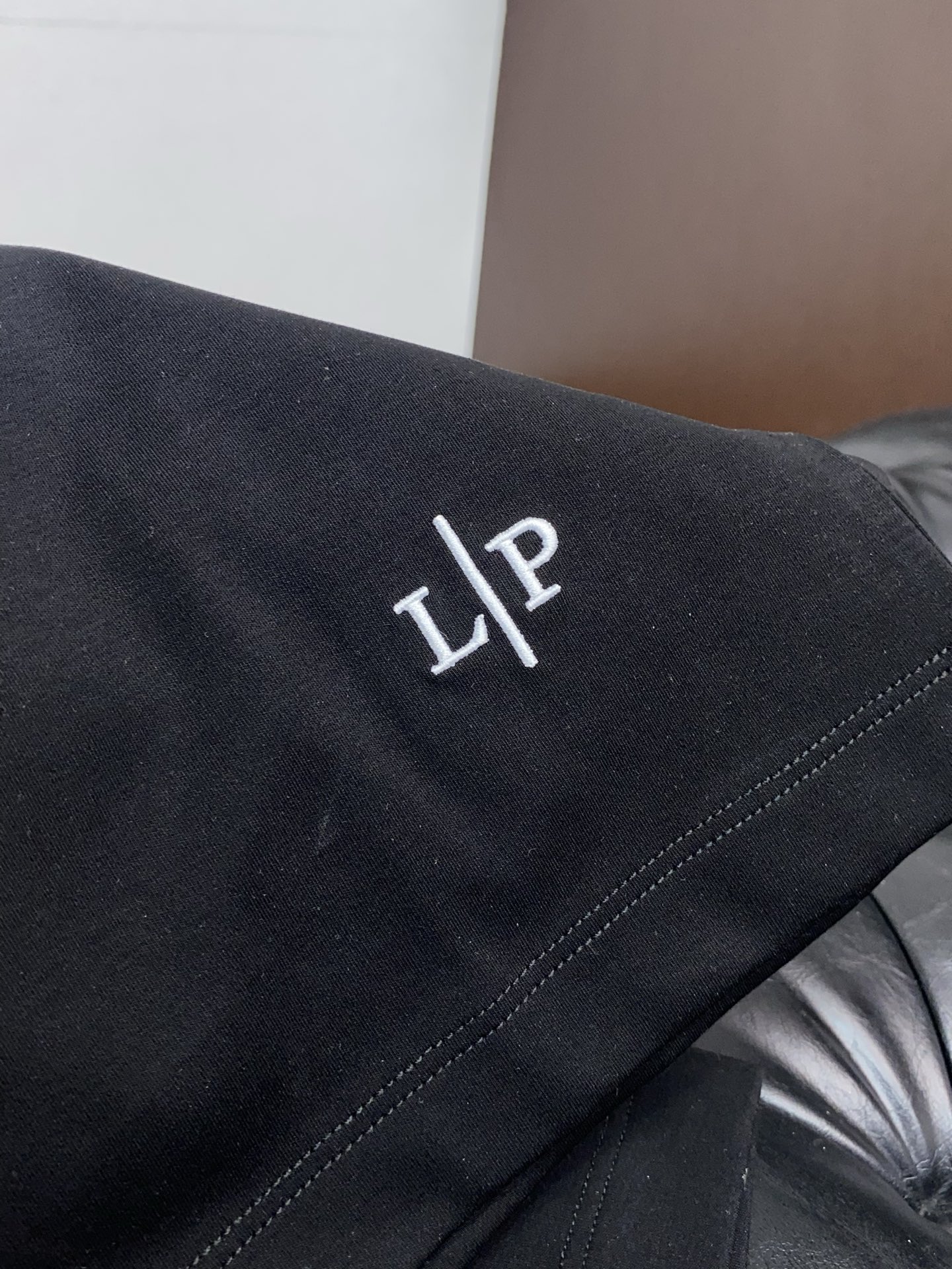 lP🆕 诺悠翩雅 26SS早春短袖T恤甄选软糯亲肤的全棉面料制成，标准版圆领短袖裁剪，更适合日常穿着。简