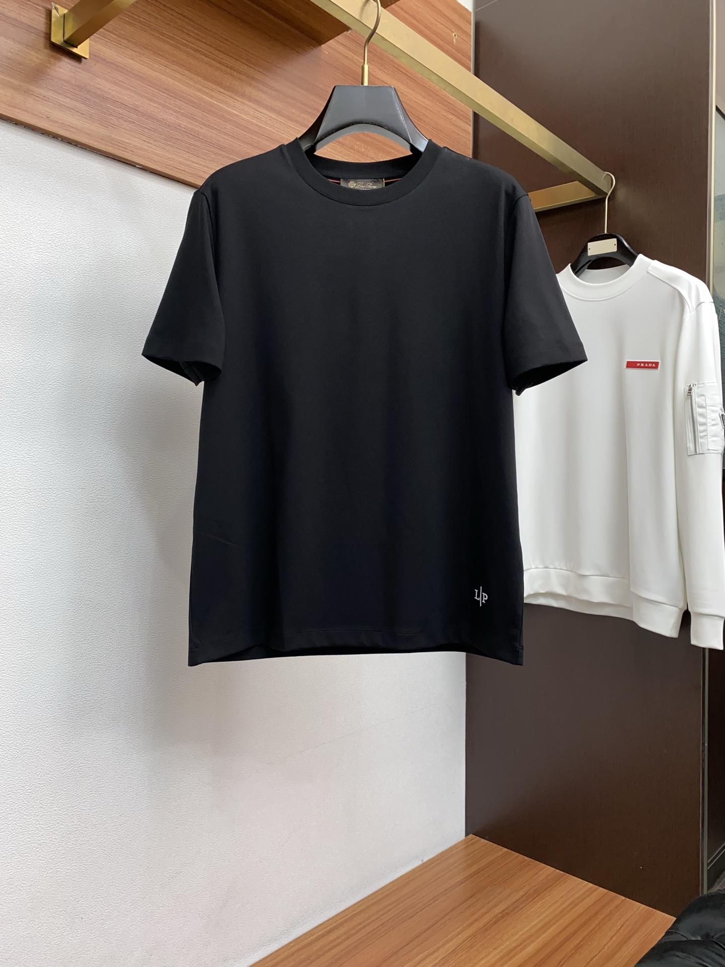 lP🆕 诺悠翩雅 26SS早春短袖T恤甄选软糯亲肤的全棉面料制成，标准版圆领短袖裁剪，更适合日常穿着。简