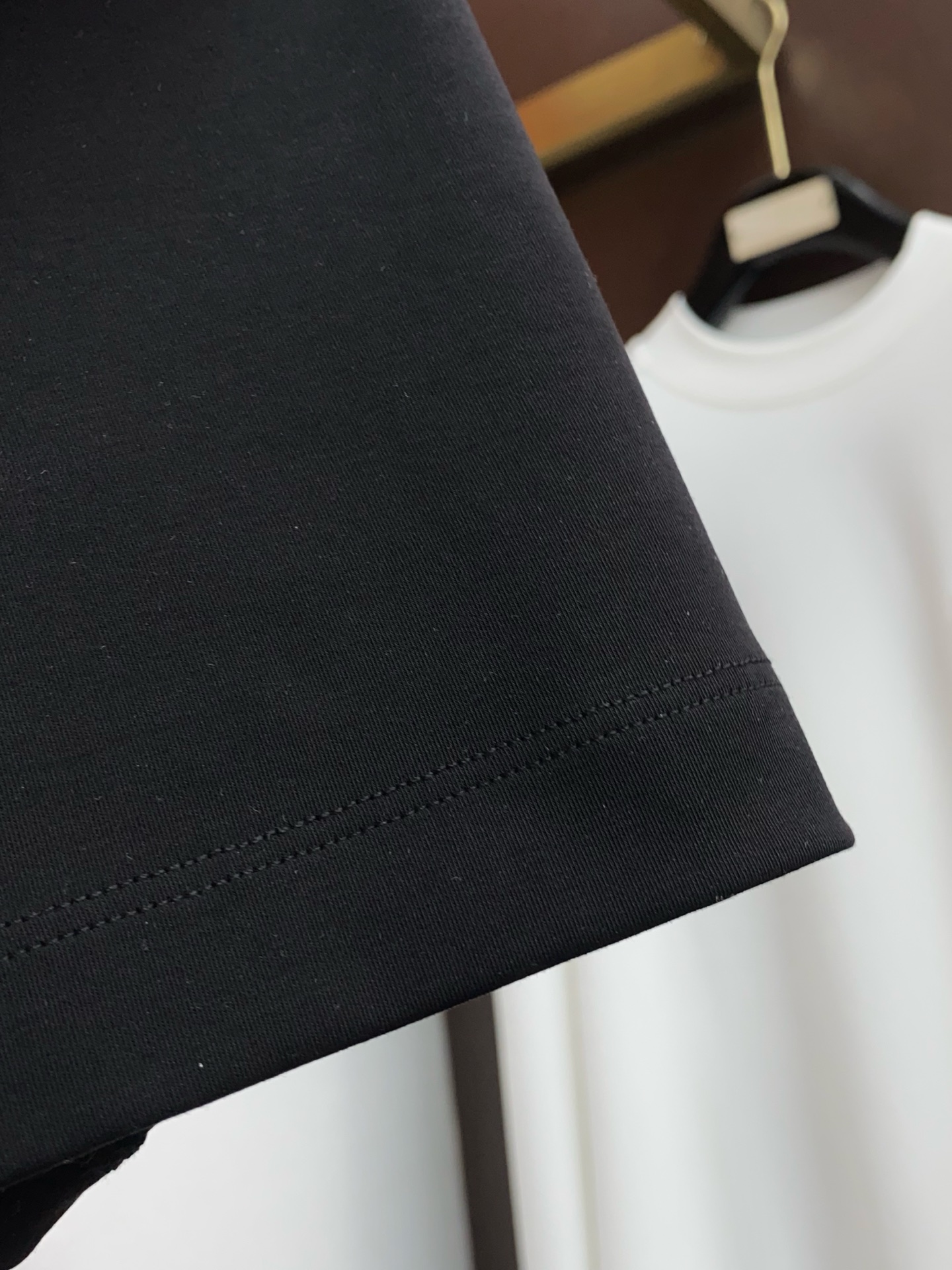 lP🆕 诺悠翩雅 26SS早春短袖T恤甄选软糯亲肤的全棉面料制成，标准版圆领短袖裁剪，更适合日常穿着。简