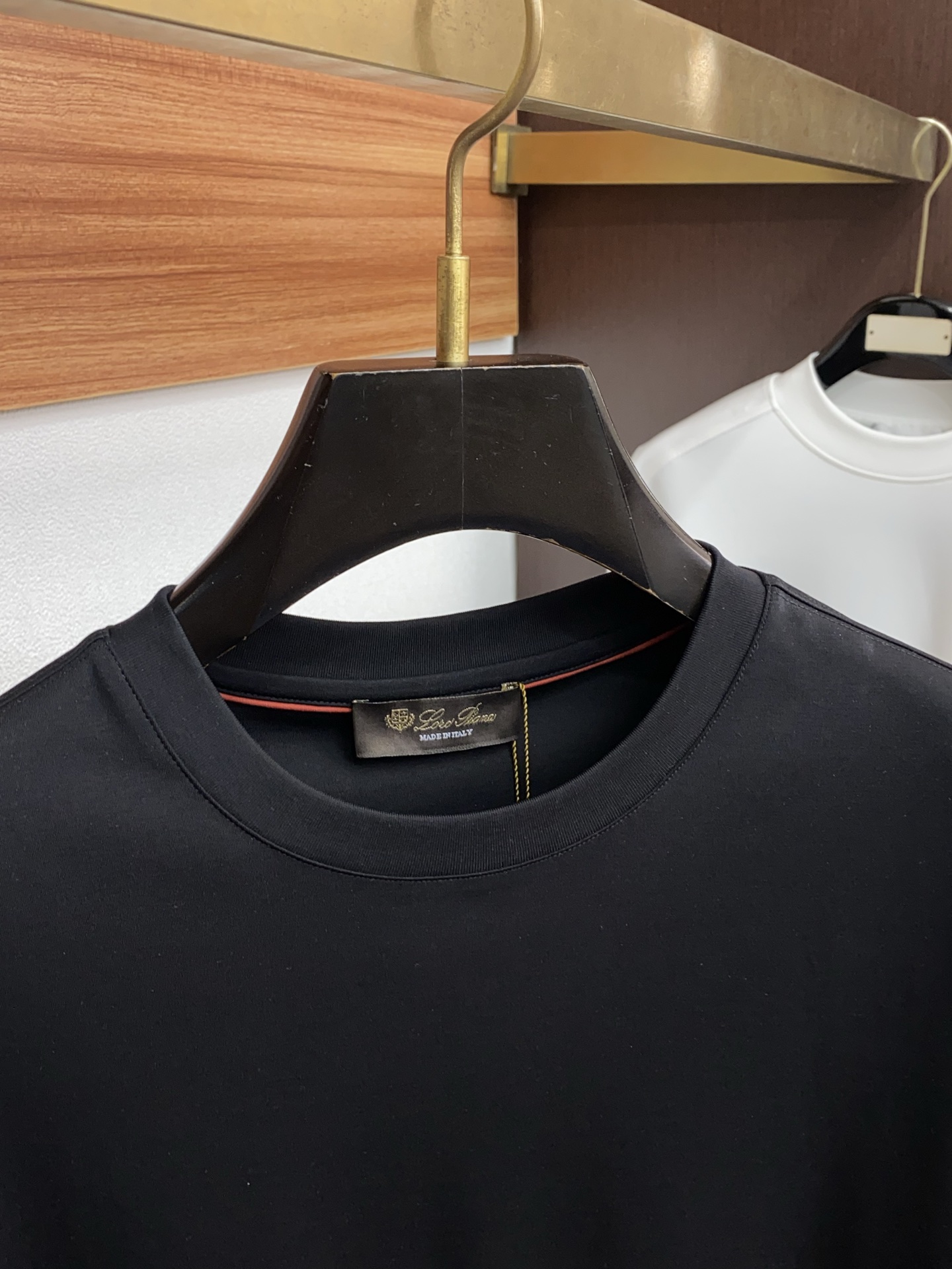 lP🆕 诺悠翩雅 26SS早春短袖T恤甄选软糯亲肤的全棉面料制成，标准版圆领短袖裁剪，更适合日常穿着。简