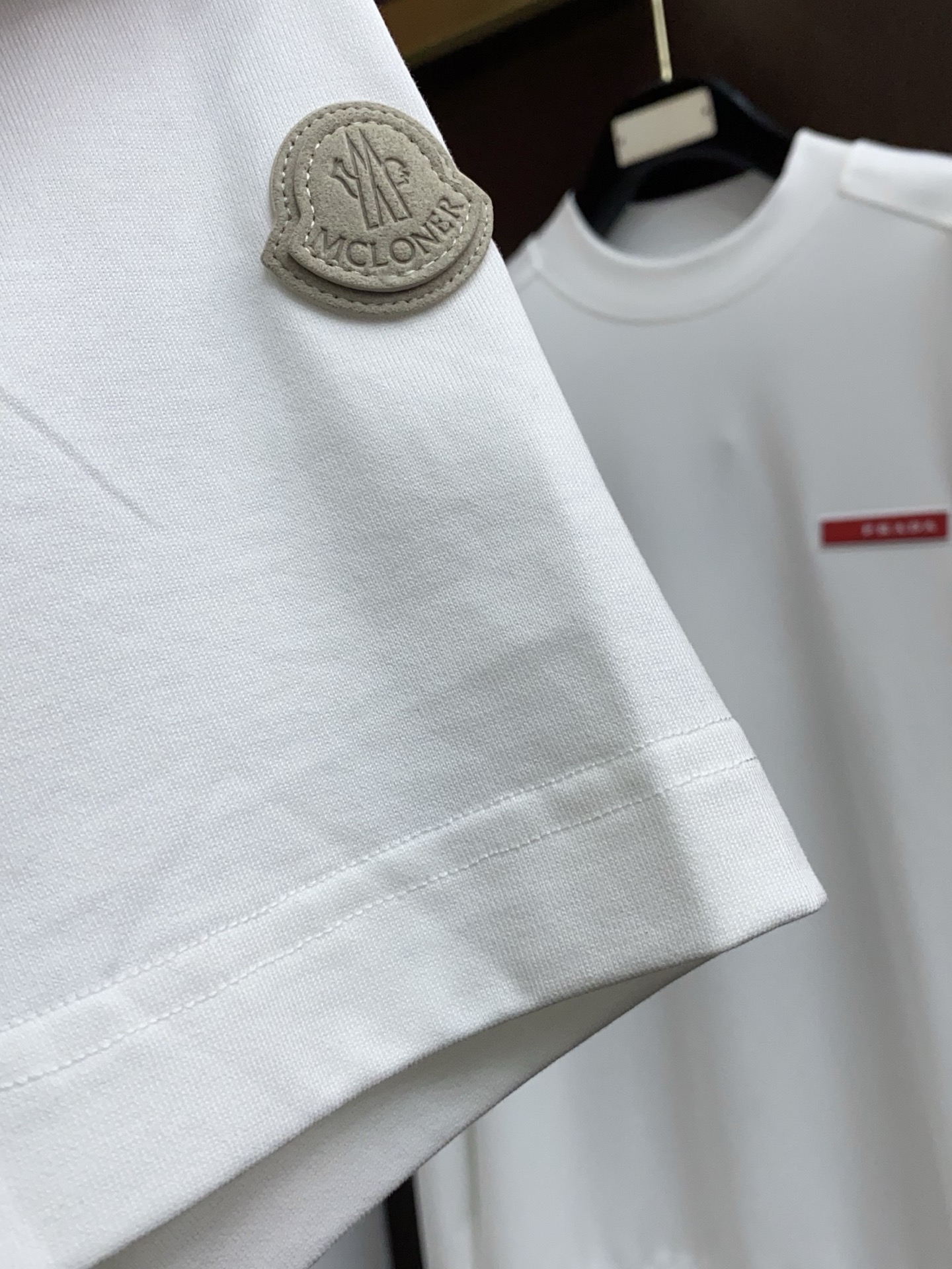 蒙口 26SS早春短袖T恤甄选软糯亲肤的全棉面料制成，标准版圆领短袖裁剪，更适合日常穿着。简约不失设计感