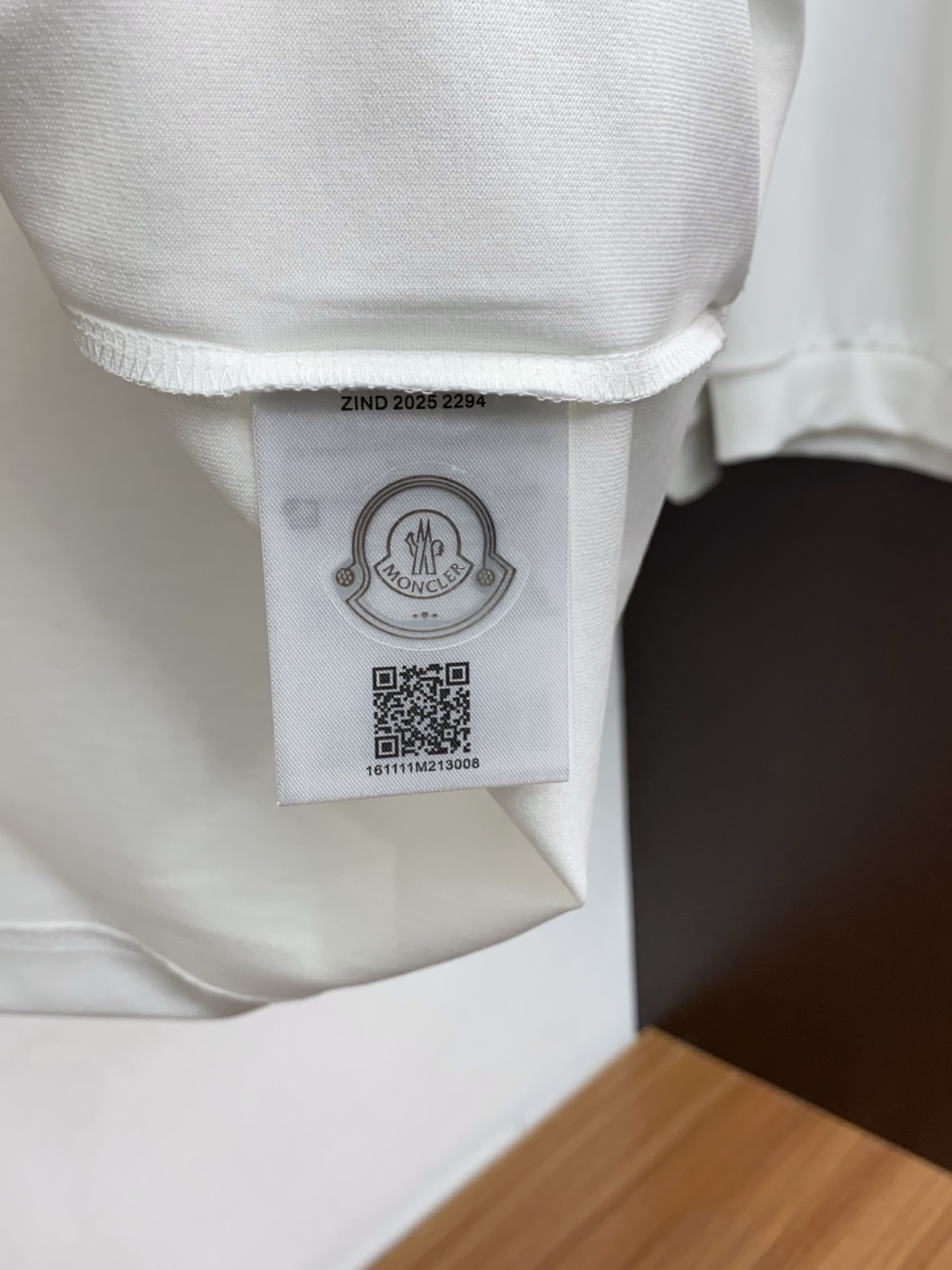 蒙口 26SS早春短袖T恤甄选软糯亲肤的全棉面料制成，标准版圆领短袖裁剪，更适合日常穿着。简约不失设计感