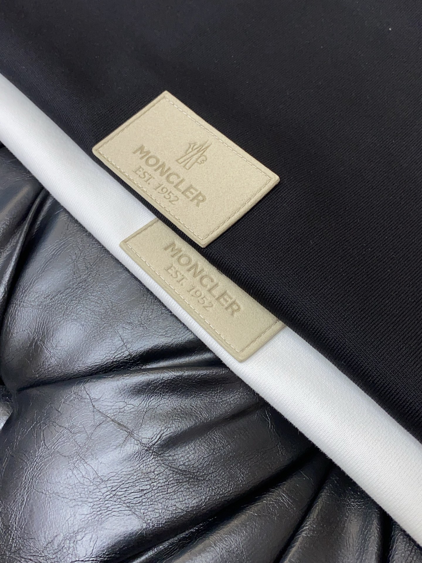 蒙口 26SS早春短袖T恤甄选软糯亲肤的全棉面料制成，标准版圆领短袖裁剪，更适合日常穿着。简约不失设计感