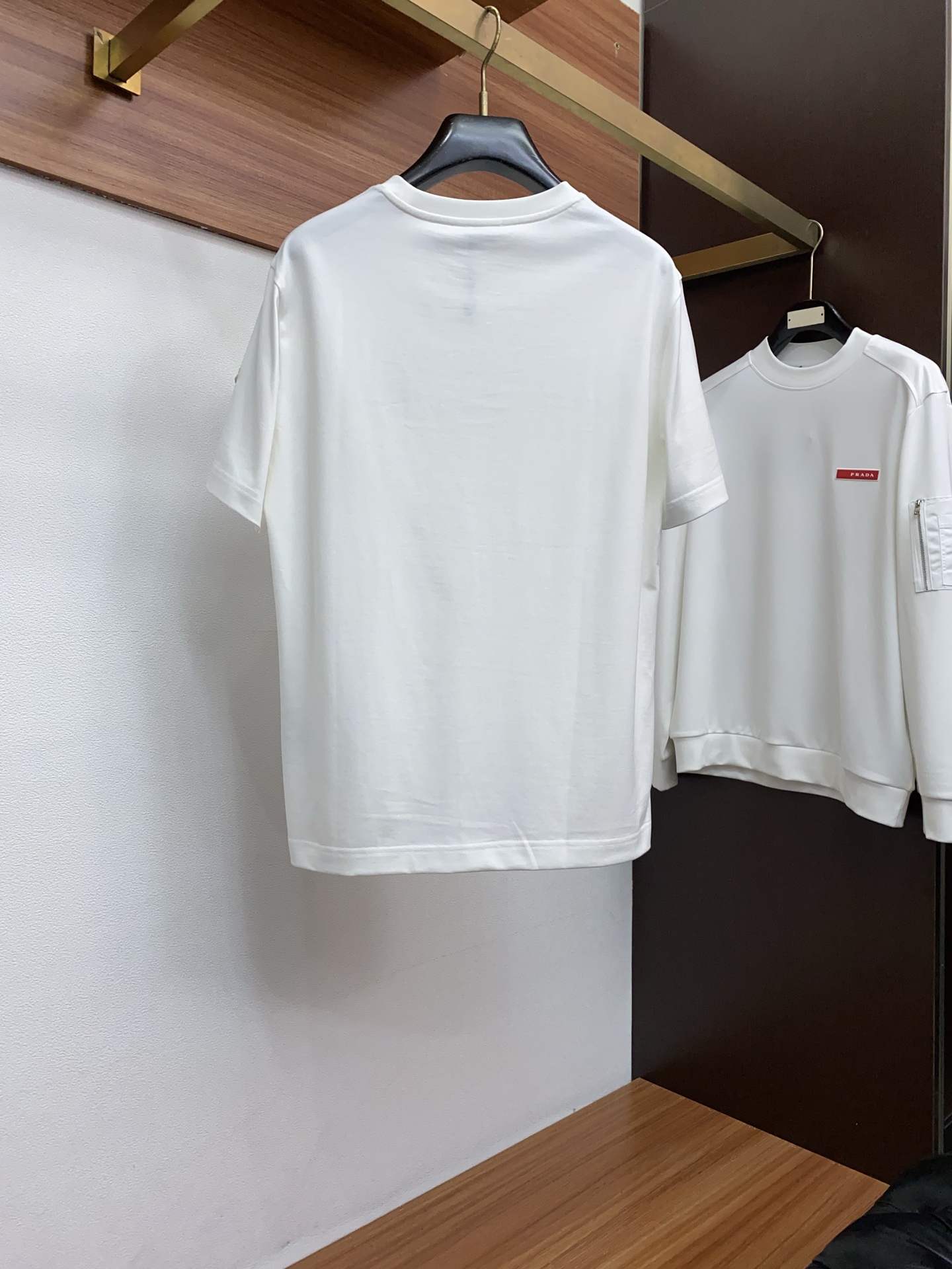 蒙口 26SS早春短袖T恤甄选软糯亲肤的全棉面料制成，标准版圆领短袖裁剪，更适合日常穿着。简约不失设计感