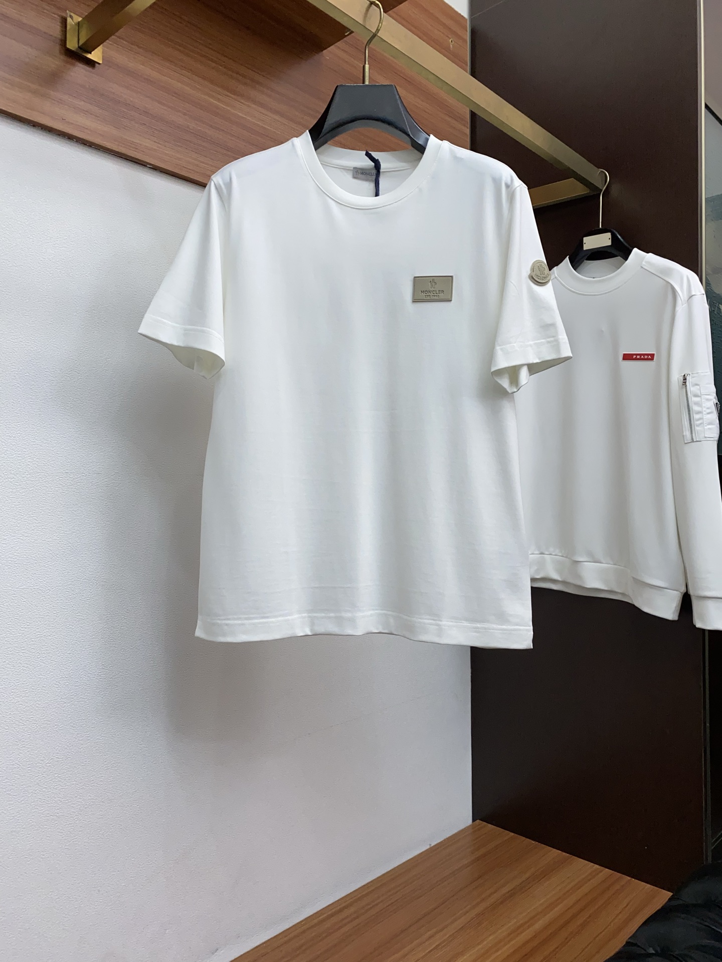 蒙口 26SS早春短袖T恤甄选软糯亲肤的全棉面料制成，标准版圆领短袖裁剪，更适合日常穿着。简约不失设计感