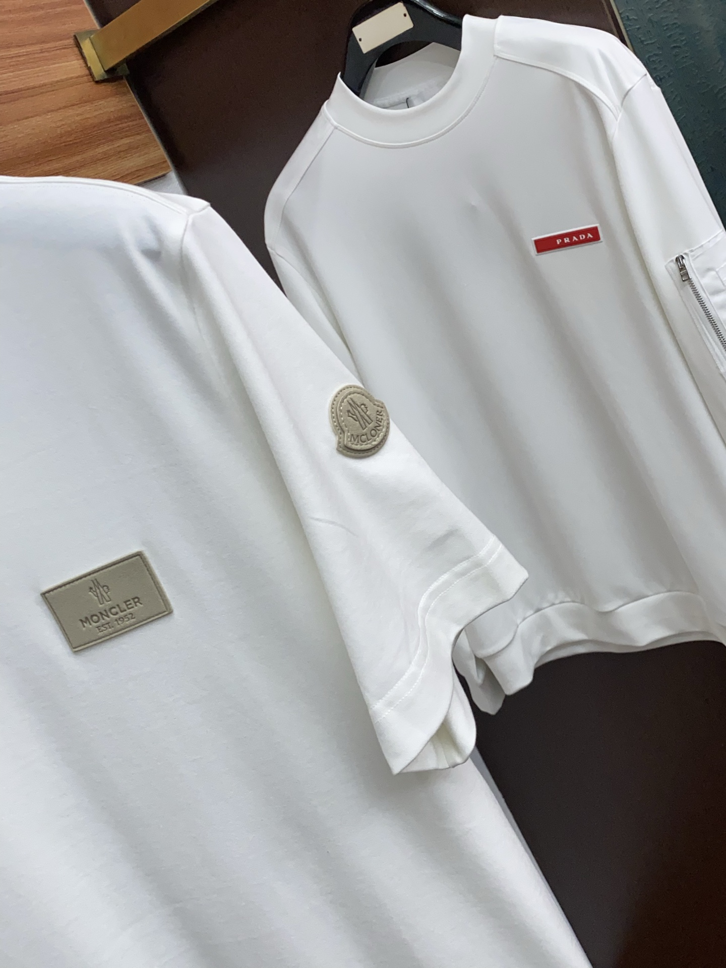 蒙口 26SS早春短袖T恤甄选软糯亲肤的全棉面料制成，标准版圆领短袖裁剪，更适合日常穿着。简约不失设计感