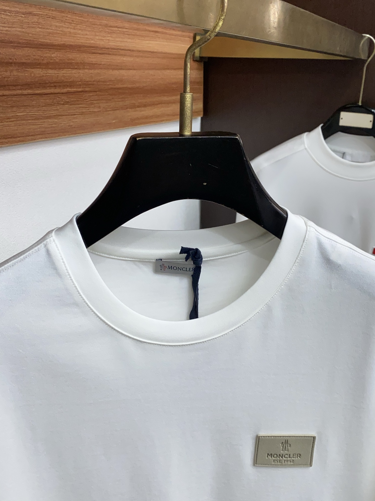 蒙口 26SS早春短袖T恤甄选软糯亲肤的全棉面料制成，标准版圆领短袖裁剪，更适合日常穿着。简约不失设计感