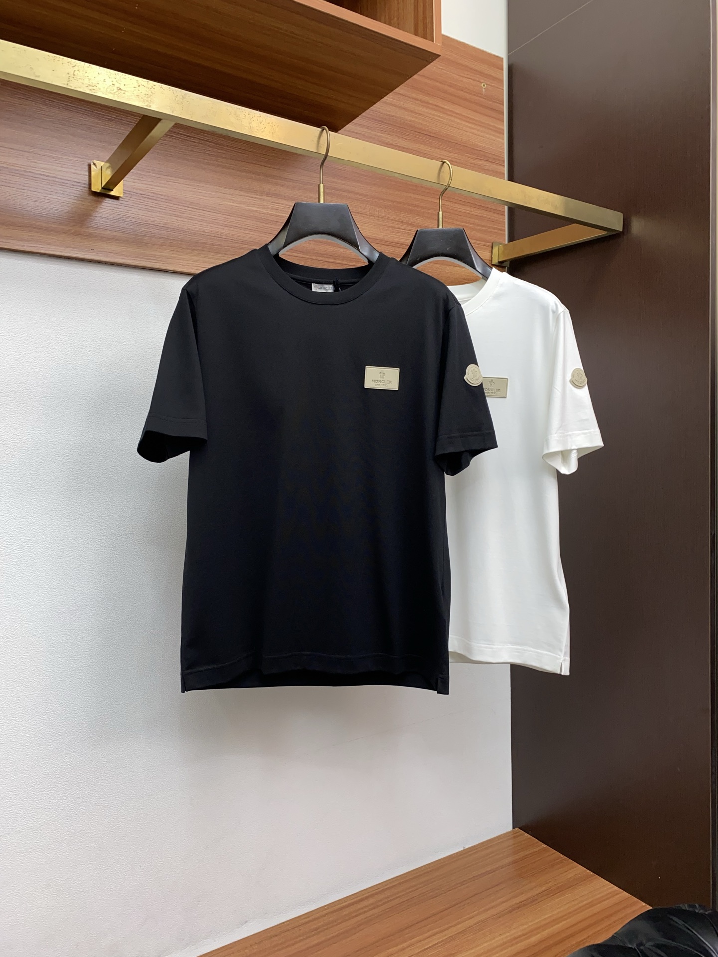 蒙口 26SS早春短袖T恤甄选软糯亲肤的全棉面料制成，标准版圆领短袖裁剪，更适合日常穿着。简约不失设计感