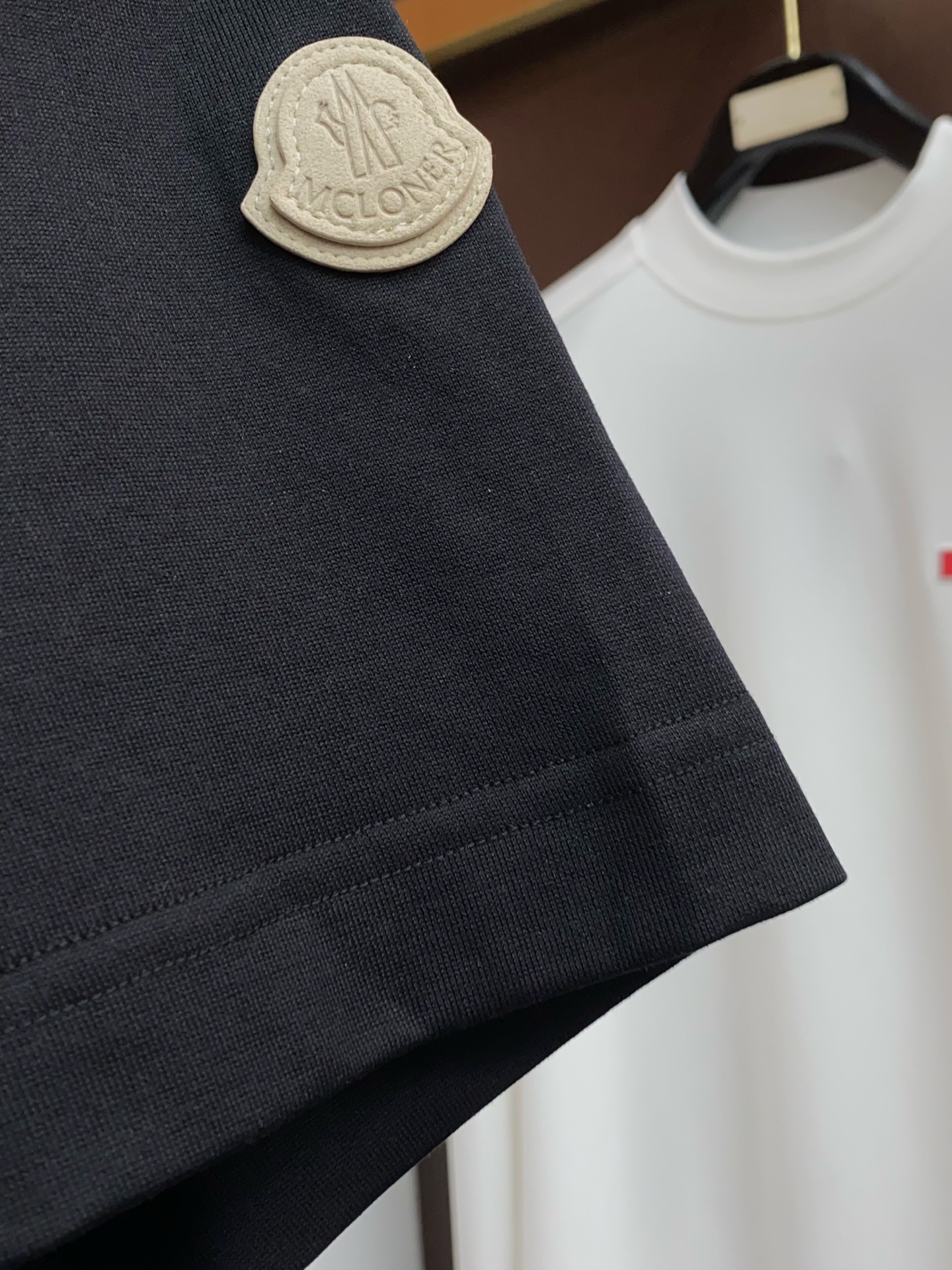 蒙口 26SS早春短袖T恤甄选软糯亲肤的全棉面料制成，标准版圆领短袖裁剪，更适合日常穿着。简约不失设计感