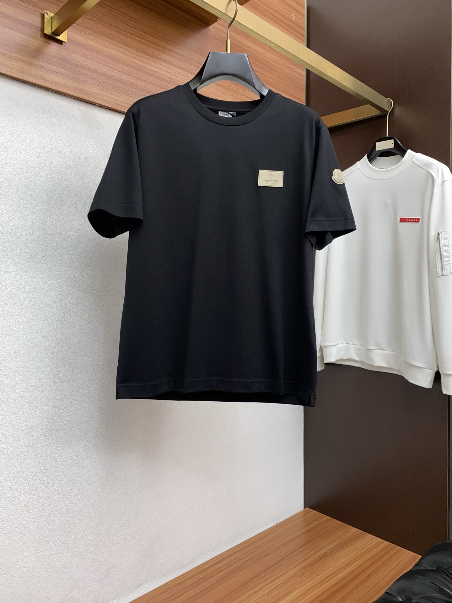 蒙口 26SS早春短袖T恤甄选软糯亲肤的全棉面料制成，标准版圆领短袖裁剪，更适合日常穿着。简约不失设计感