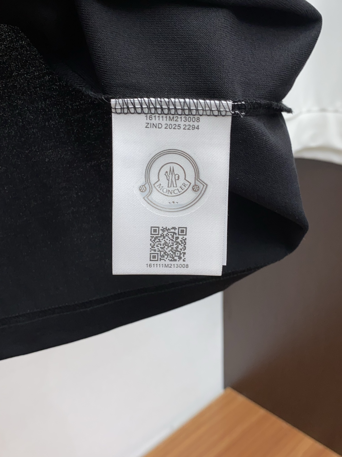 蒙口 26SS早春短袖T恤甄选软糯亲肤的全棉面料制成，标准版圆领短袖裁剪，更适合日常穿着。简约不失设计感